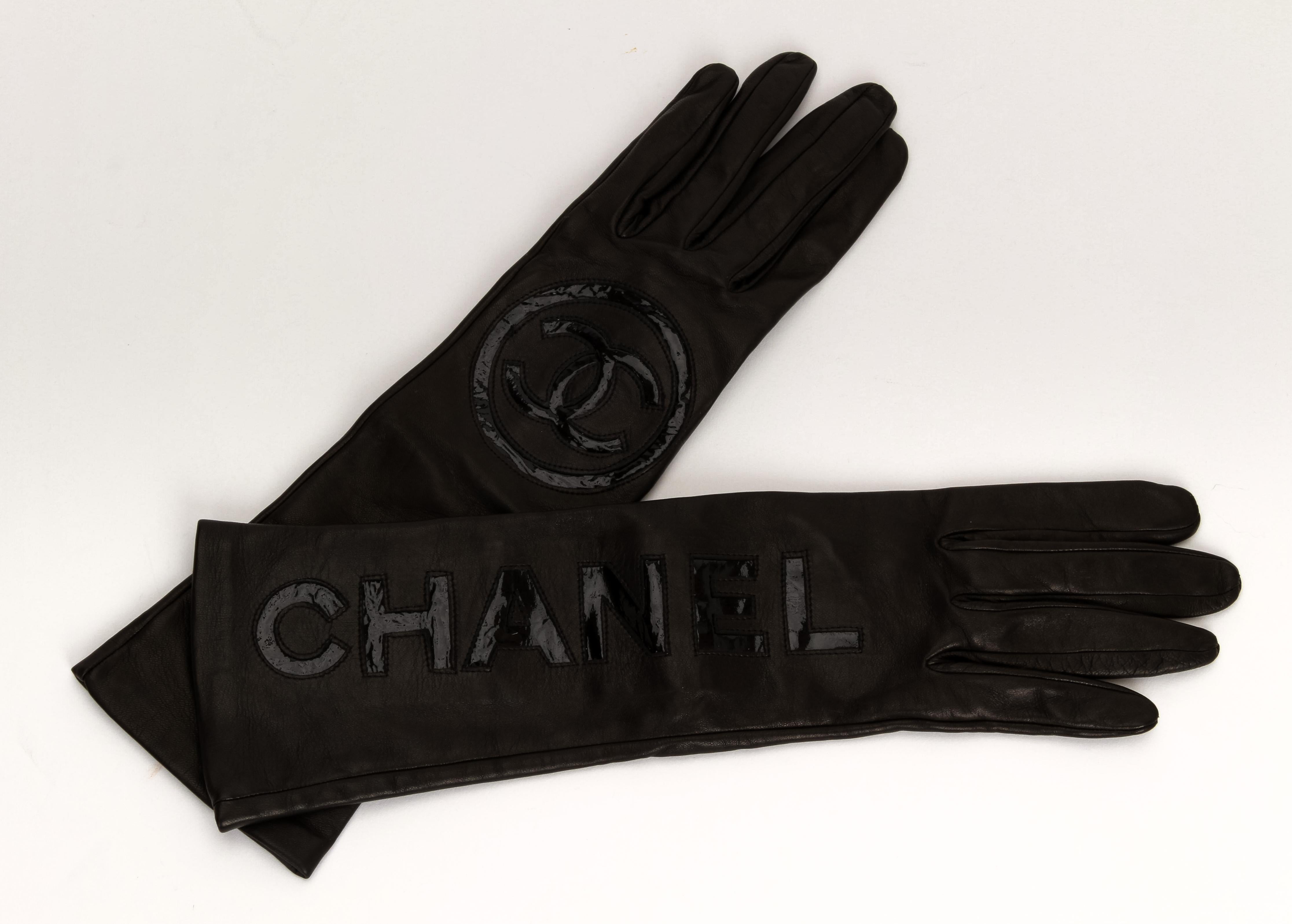 New in Box Chanel Lambskin Black White Logo Gloves 1