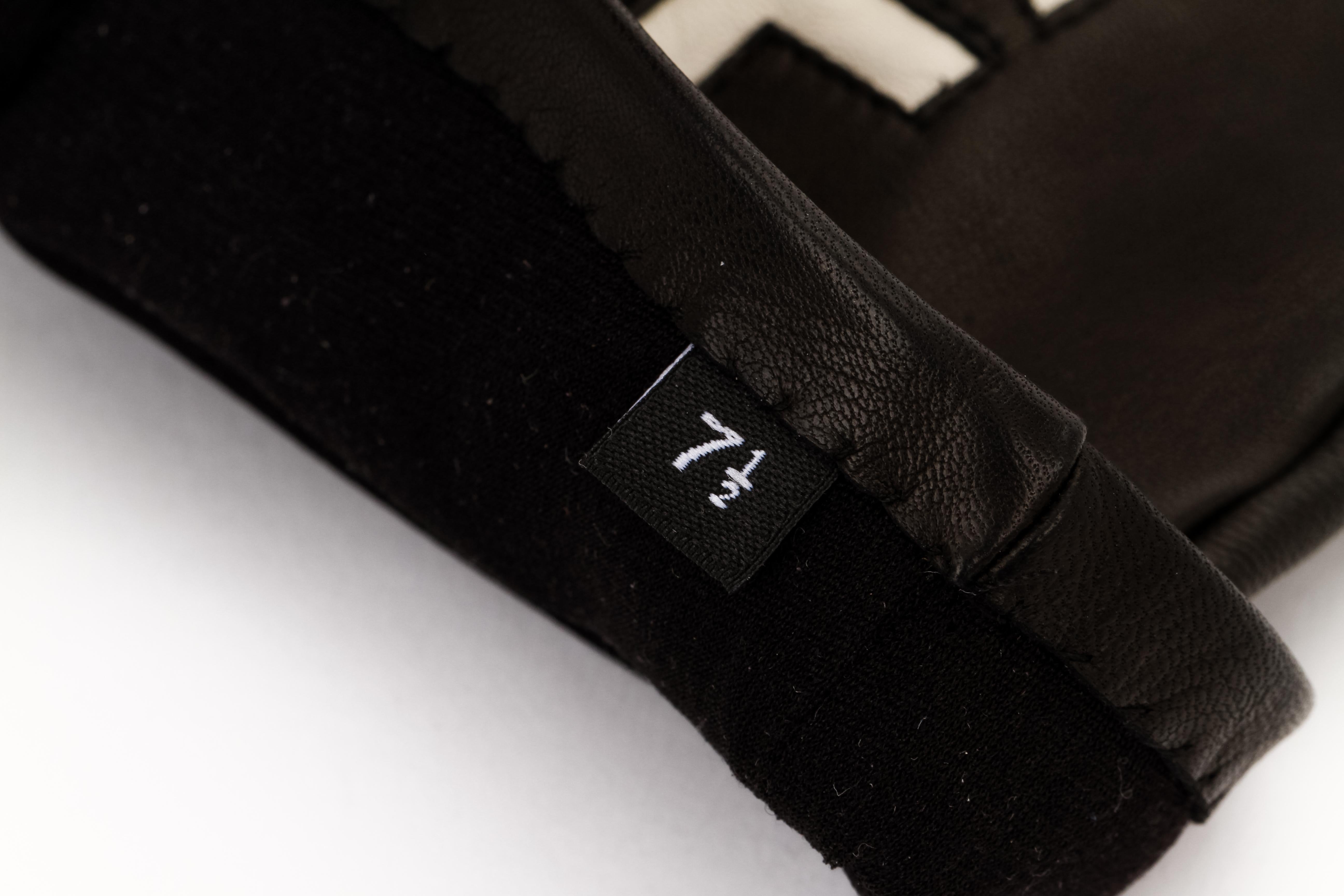 New in Box Chanel Lambskin Black White Logo Gloves 2