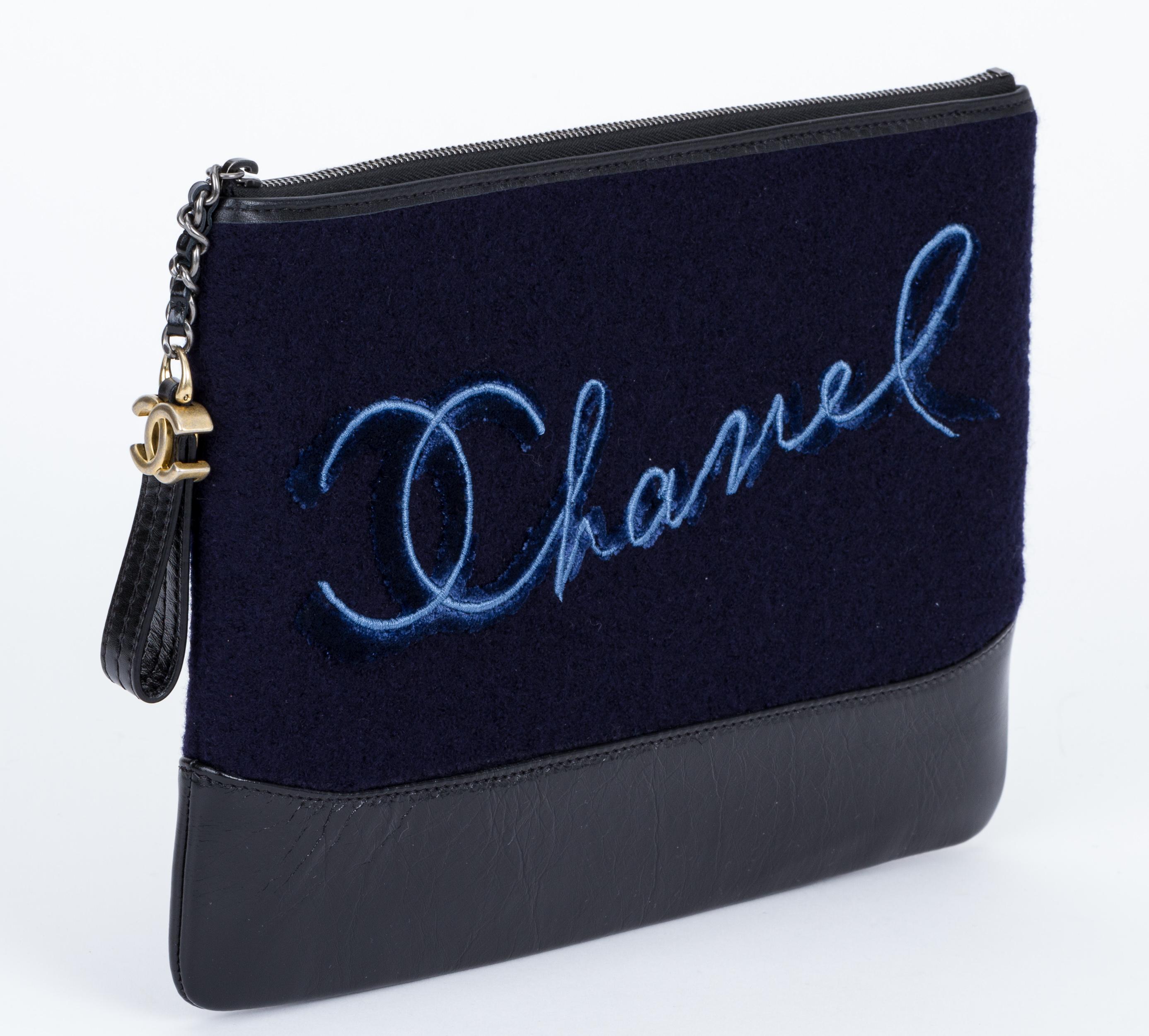 Chanel brandneu in Box marineblau und schwarz Paris Salzburg Kupplung. Akzent aus Leder und Filz. Mit Hologramm, Ausweis, Broschüre, Schutzhülle, Kamelie, Band und Schachtel.