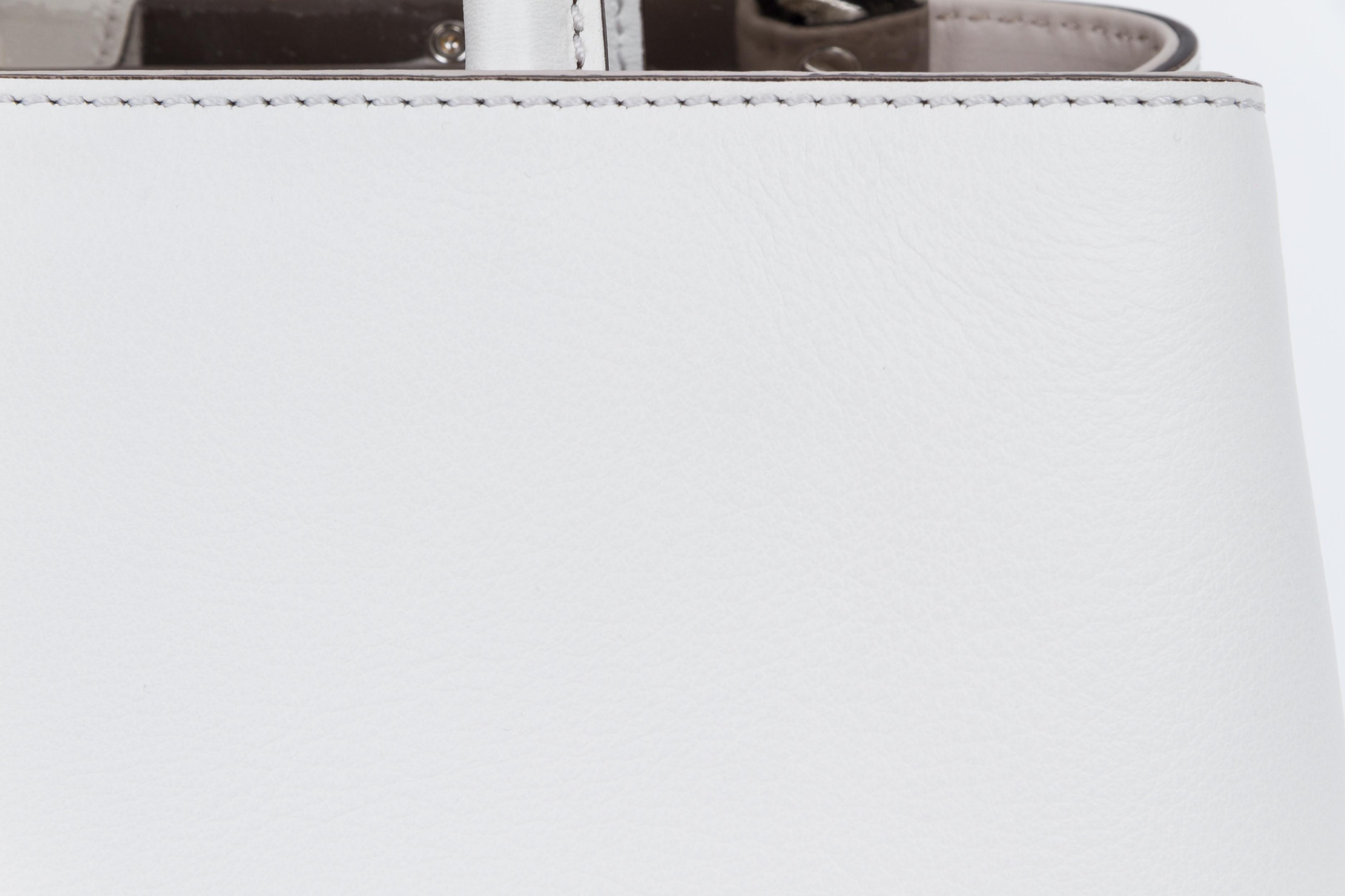 Neu in Box Fendi Weiße Lederhandtasche mit farbigen Blumen (Grau) im Angebot