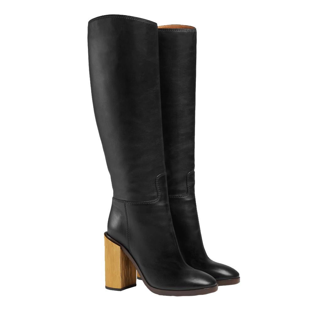 A simple knee boot with a gold galvanized heel that make you stand out from day to night.
Metal Gucci logo under the arch of the Boot
Color: Black (Designer: NERO 1000)
Heel: Covered Gold 120 mm or 4.5
