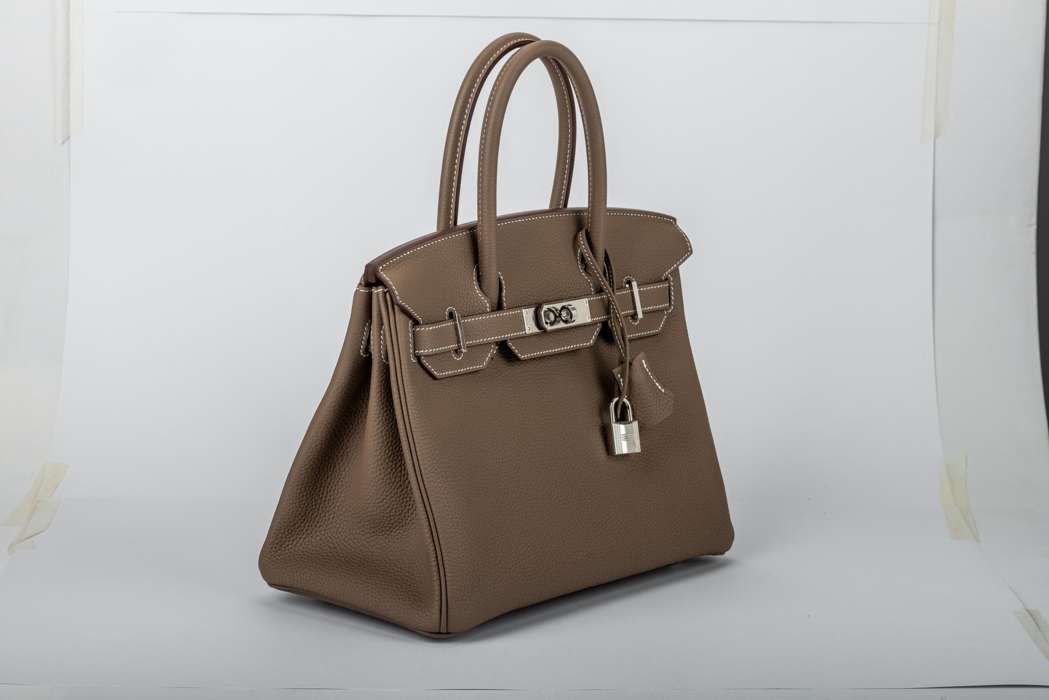 Brand new in Box Hermès 30cm birkin bag in etoupe togo leather and palladium hardware. Handle drop, 3