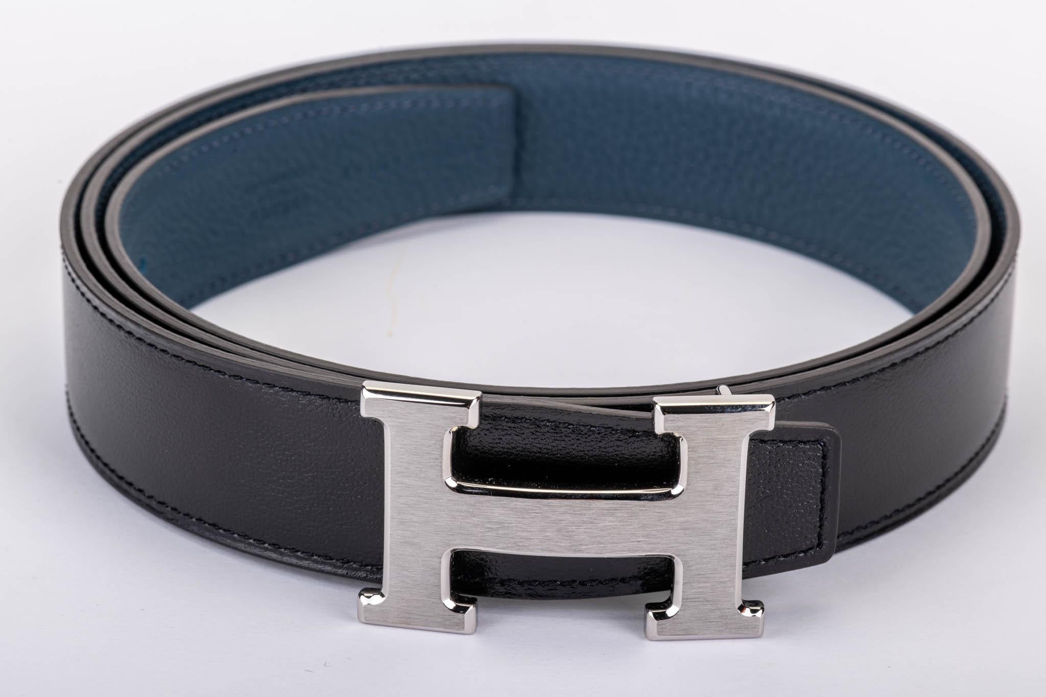 Hermès medium constance belt with reversible leather. Black box and blue togo. Palladium satin buckle. Size 105 cm. Blind Stamp D for 2019. Brand new, comes with original box and dust cover.