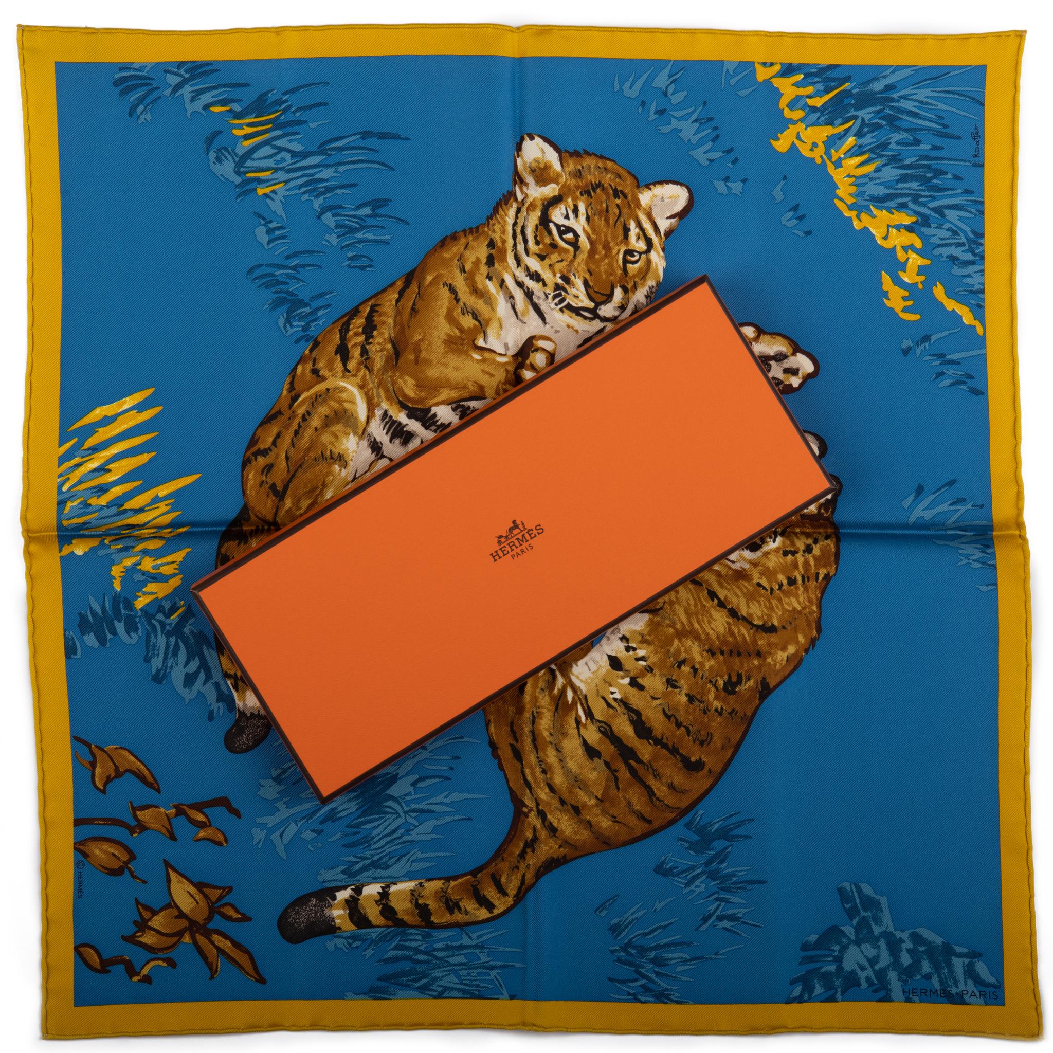 Foulard gavroche Hermès de collection en soie:: Tiger Cubs:: bleu. Bords roulés à la main. Nouveau dans la boîte.