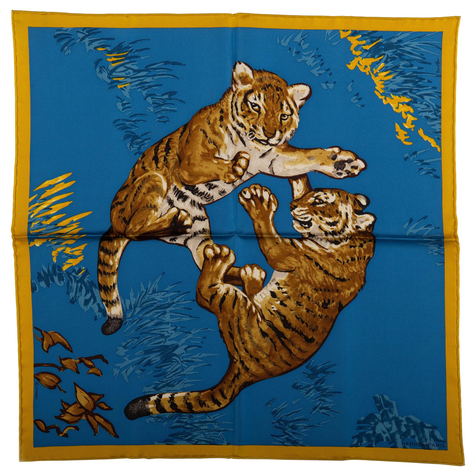 Hermès - Écharpe Gavroche en soie bleue avec cubes de tigre:: état neuf dans sa boîte
