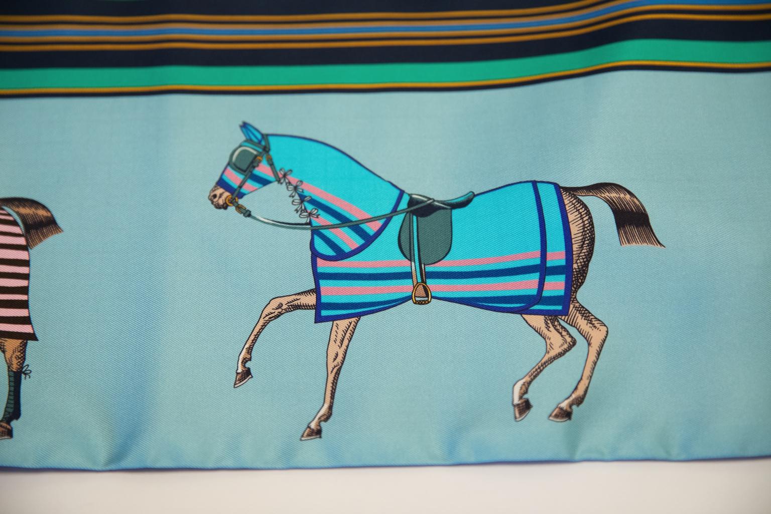 Echarpe maxi twilly Hermès en forme de cheval bleu. Double face. Neuf dans sa boîte avec étiquette et ruban.