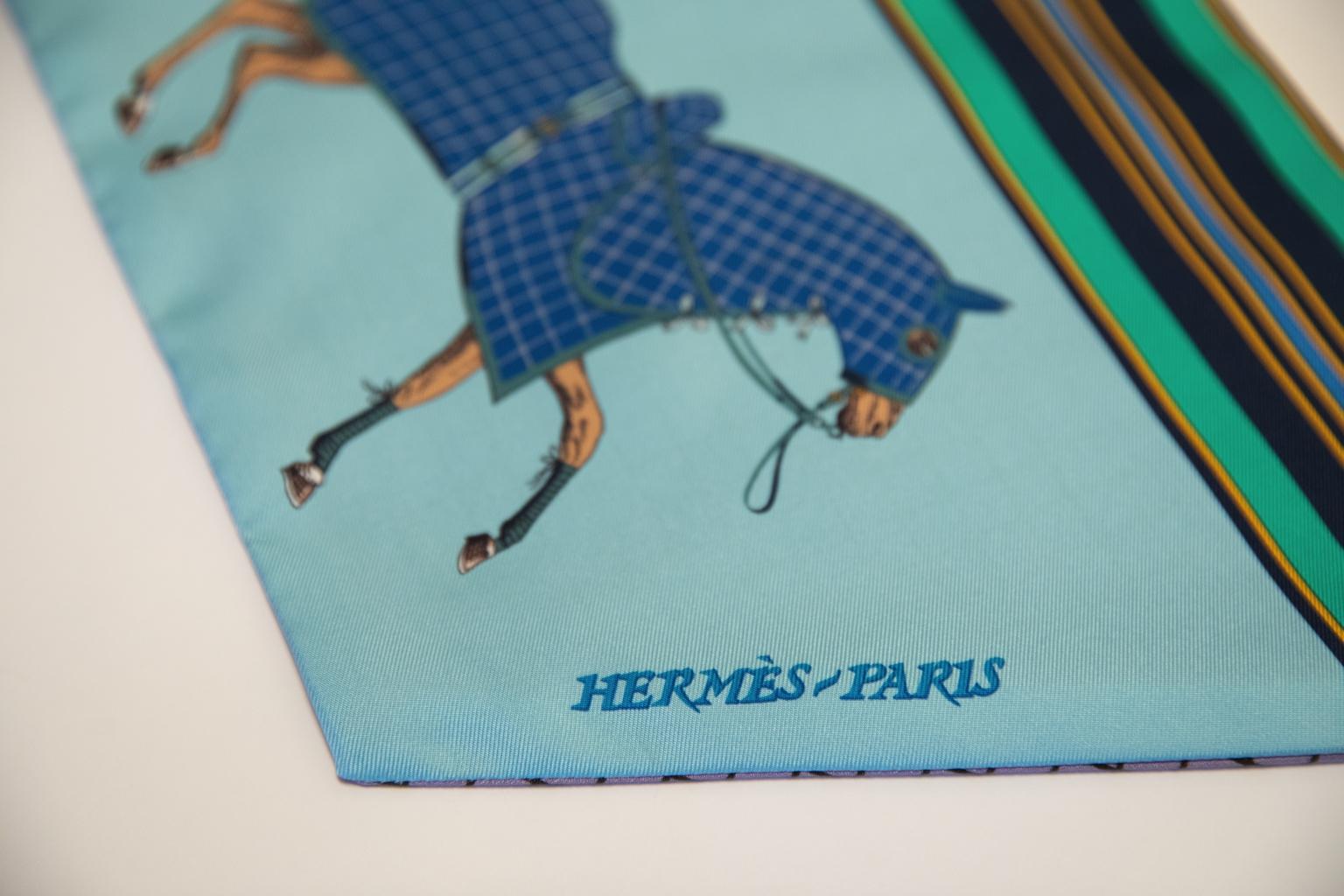 Hermès - Longue écharpe bleue en sergé de soie double face, neuve dans sa boîte Neuf - En vente à West Hollywood, CA