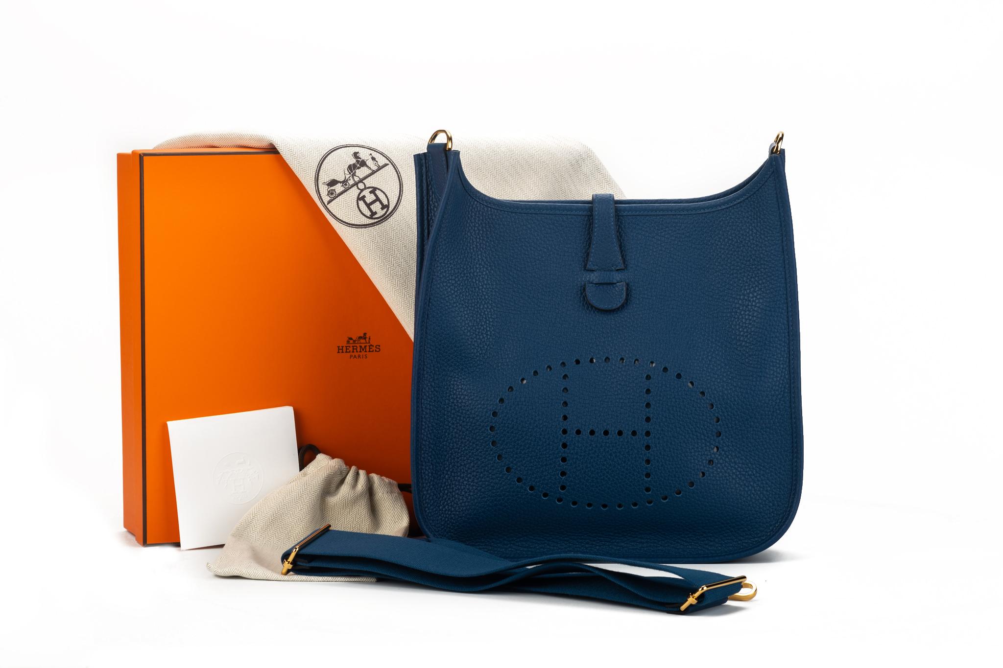 Hermès blau nuit gelb Clemence Leder mittel (PM) Evelyne mit goldfarbener Hardware. Verstellbarer Schulterriemen:: kann auch quer über den Körper getragen werden. Datumsstempel Z in einem Quadrat:: 2021. Kommt mit originalem Staubtuch::