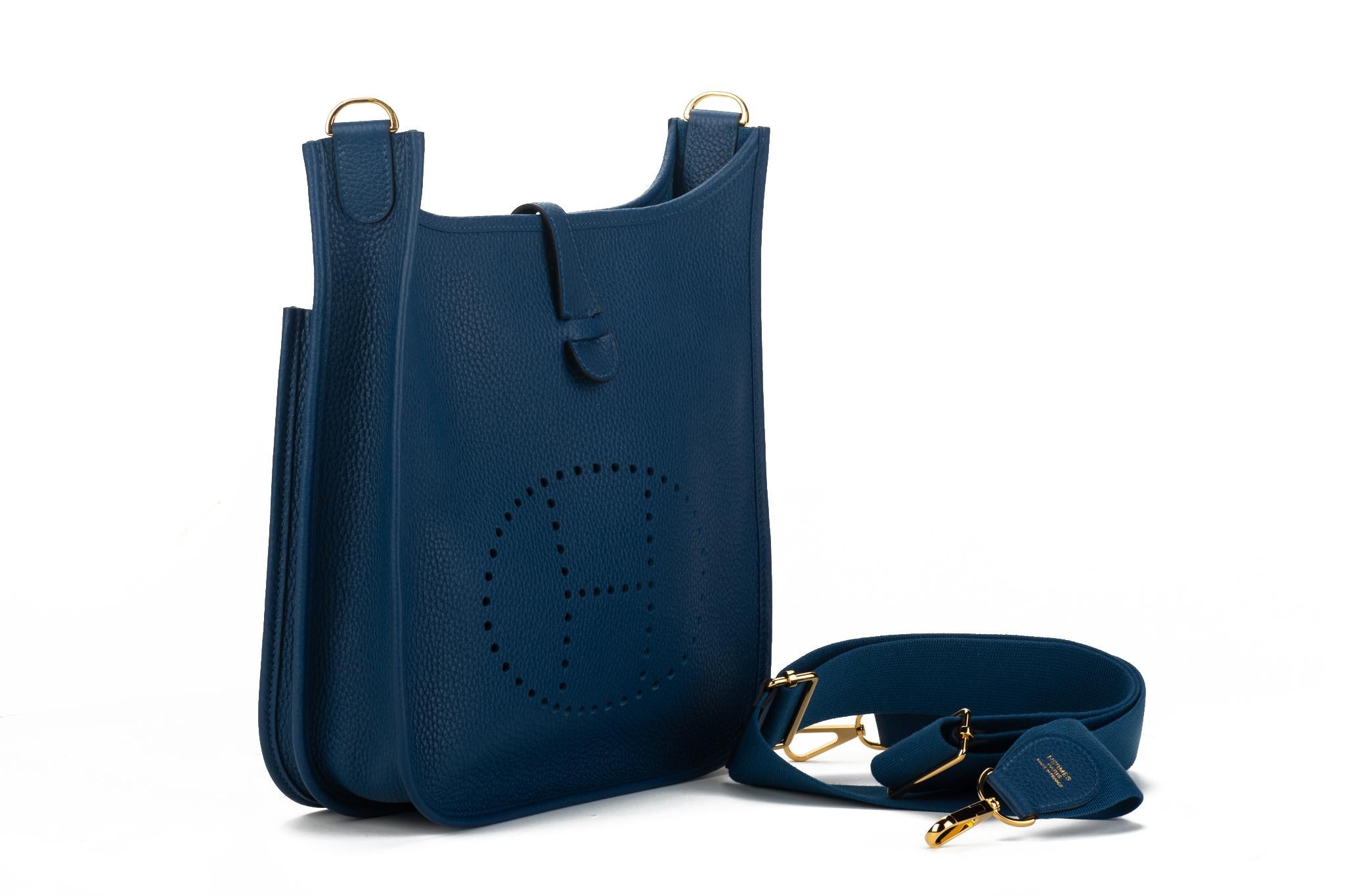 Neu in Box Hermes Evelyne PM Blau Nuit Gold Tasche im Zustand „Neu“ in West Hollywood, CA