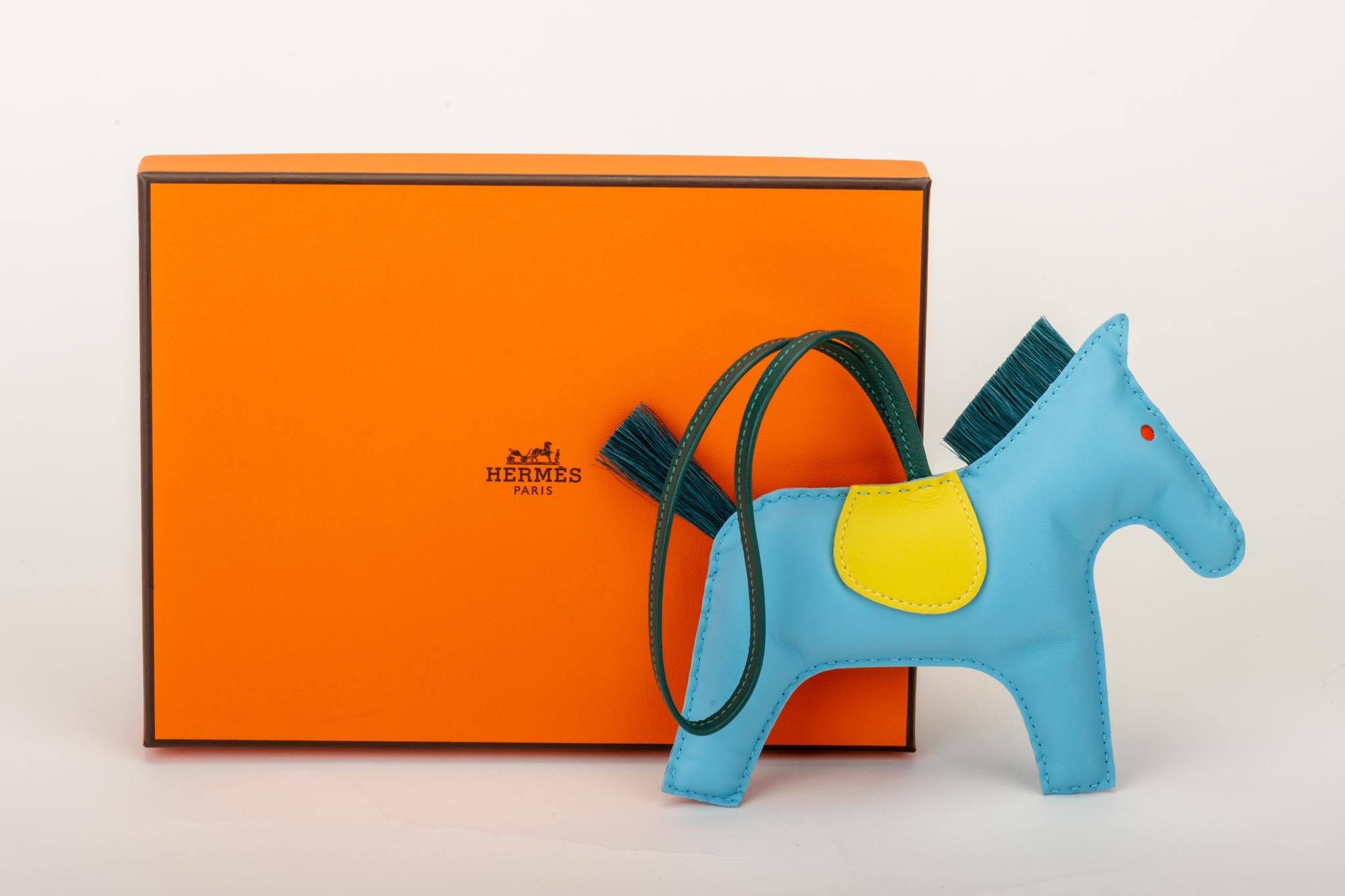 Hermès rare grigri rodeo collection charm en taille GM. Cuir turquoise, citron et malachite. Édition limitée avec une véritable queue de cheval. Livré avec sa boîte d'origine et son ruban.