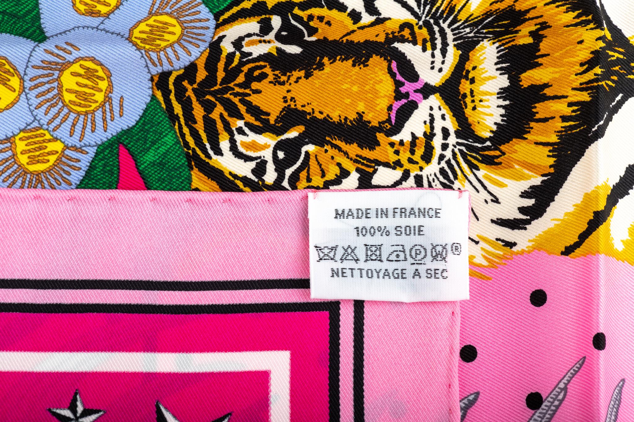 Écharpe en soie fuchsia Hermès imprimé tigre impérial, neuve dans sa boîte Pour femmes en vente