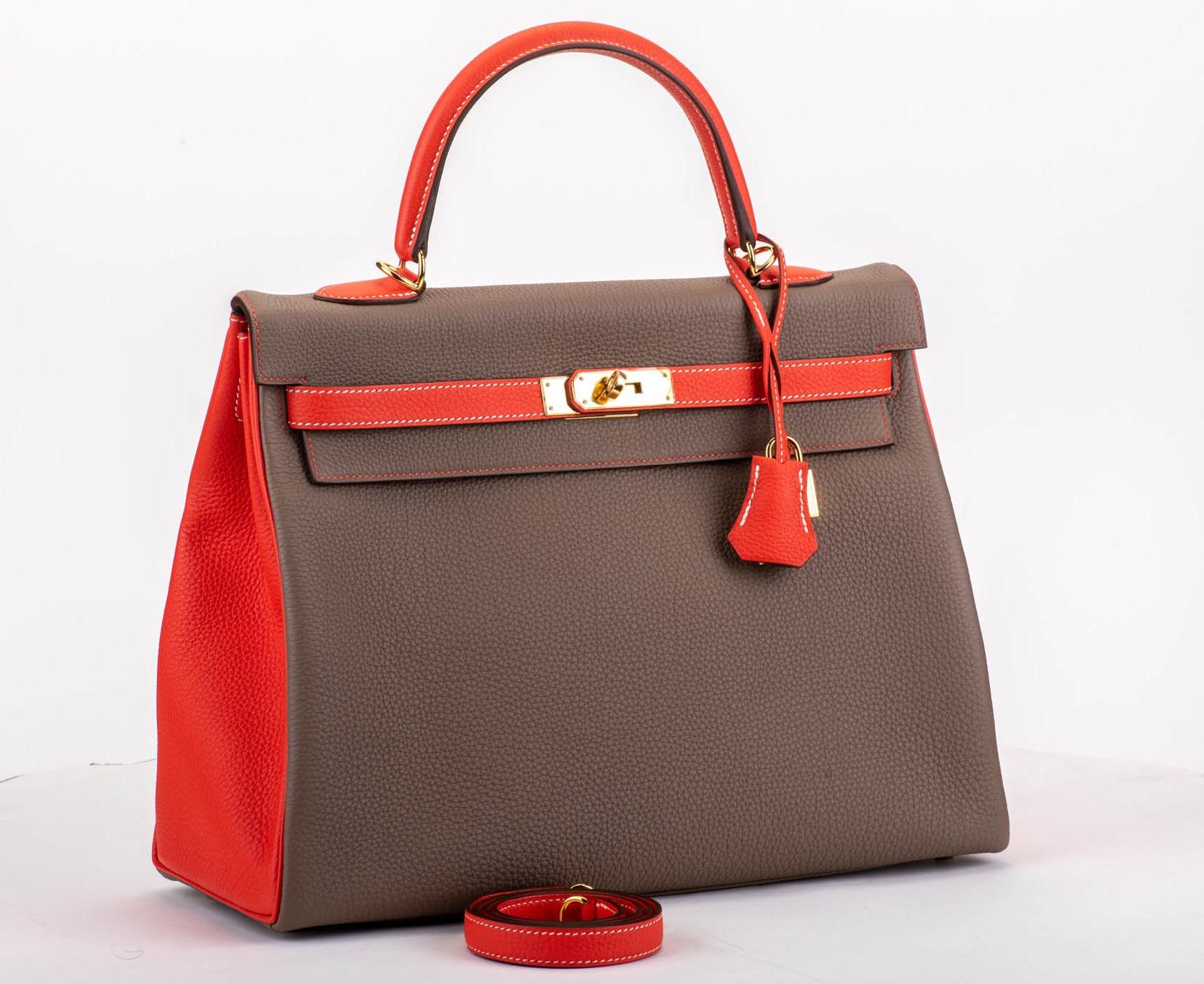 Hermès 35 cm Kelly horse shoe edition in etoupe and rouge pivoine togo leather, Gold tone hardware. Handle drop, 3.75