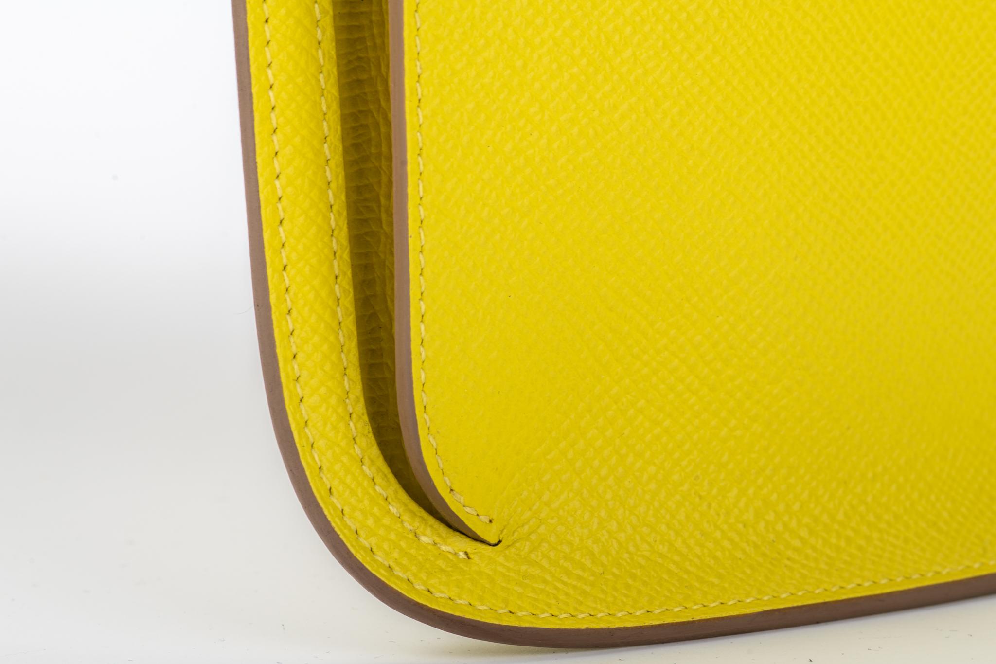 Hermès - Pochette jaune citron en cuir Epsom, neuve dans sa boîte en vente 2