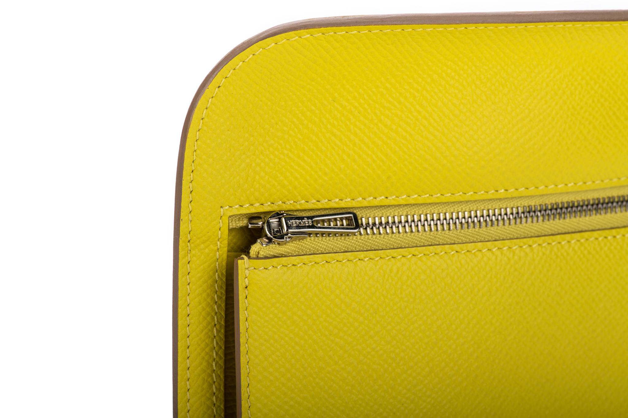 Hermès - Pochette jaune citron en cuir Epsom, neuve dans sa boîte en vente 4