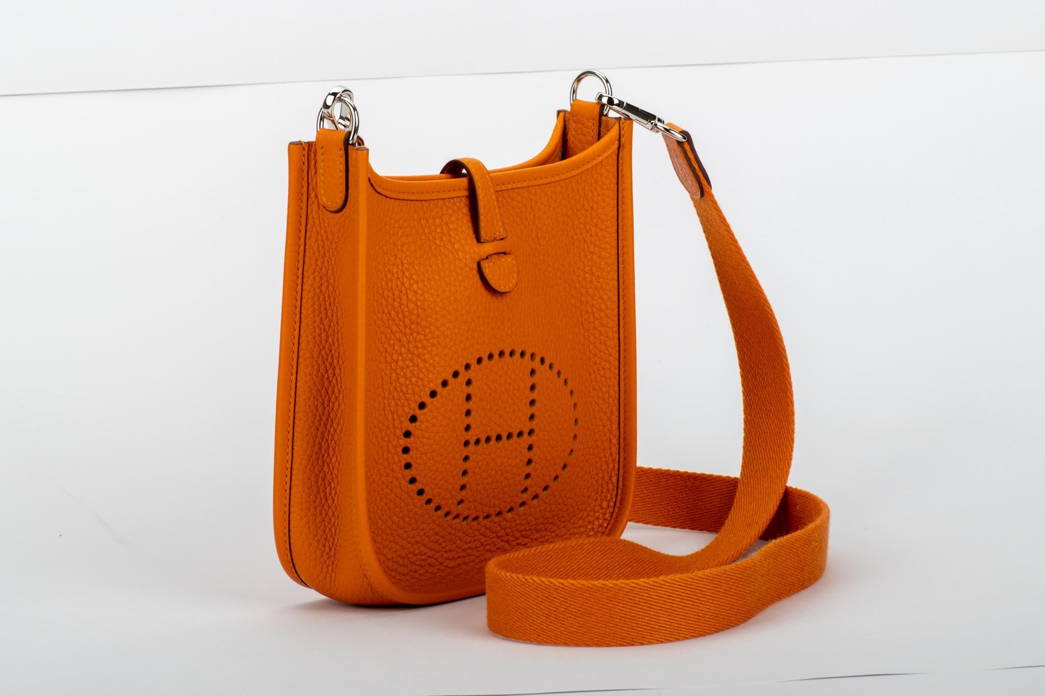 Hermès mini Evelyne shoulder bag in apricot taurillon clemence leather palladium hardware. Never used. Dated 