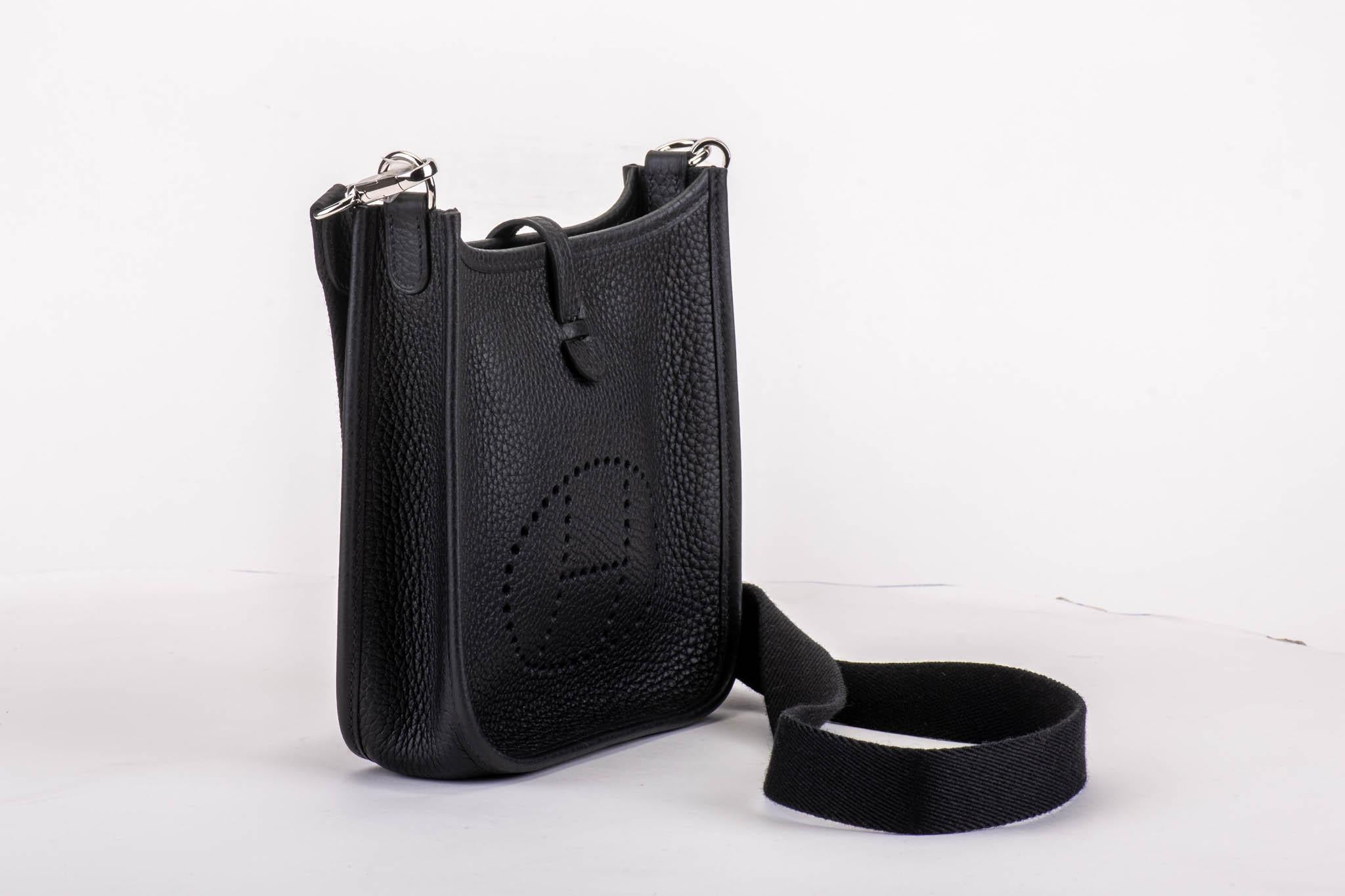 Hermès mini Evelyne bag in black clemence leather with palladium hardware. Shoulder drop, 22.5