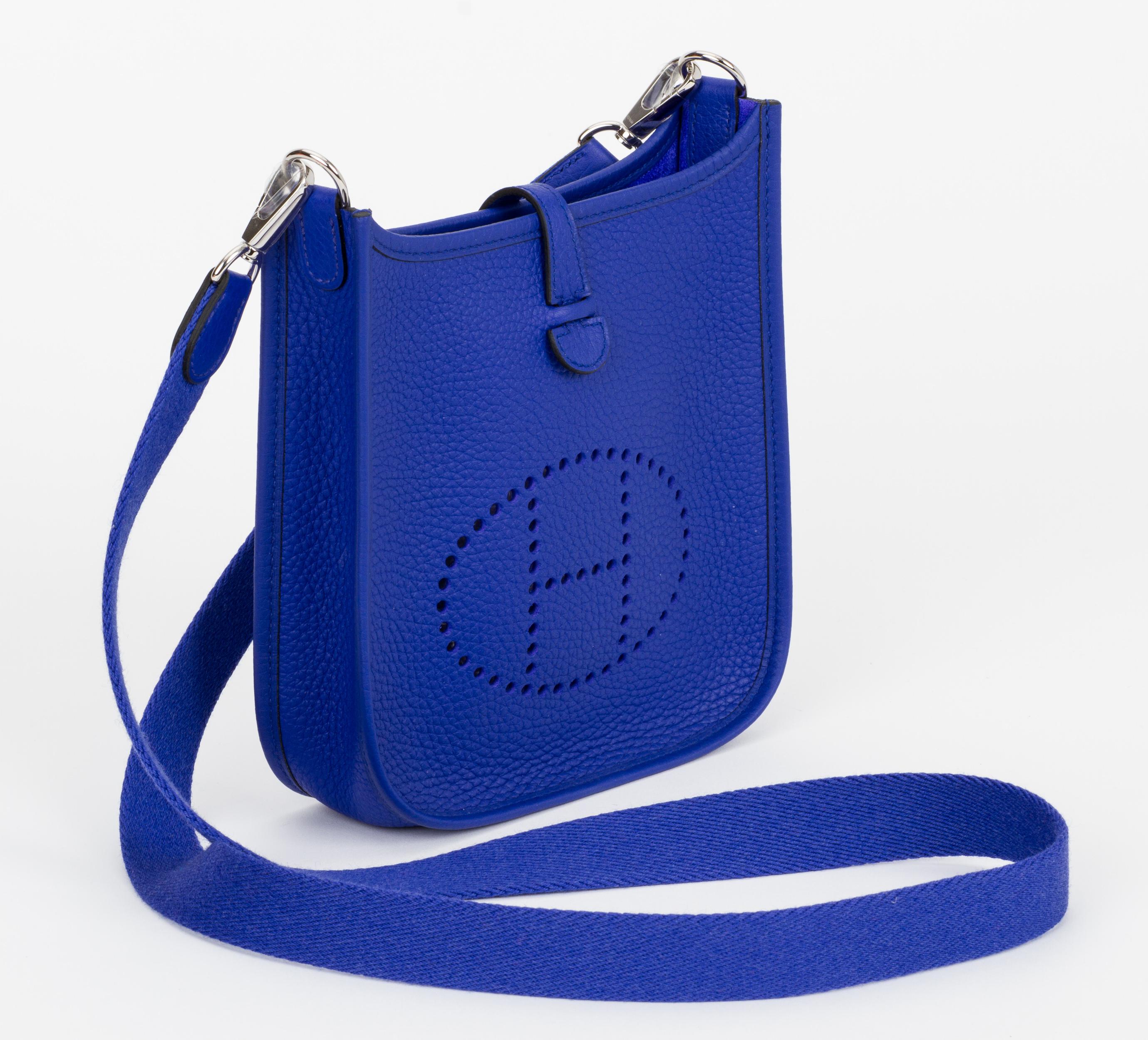 Hermes brandneu in Box Mini Evelyne in Electric Blue Taurillon Clemence-Leder und Palladium-Hardware. Datumsstempel A für 2017. Kommt mit Original-Staubschutzhülle:: Box und Farbband.
