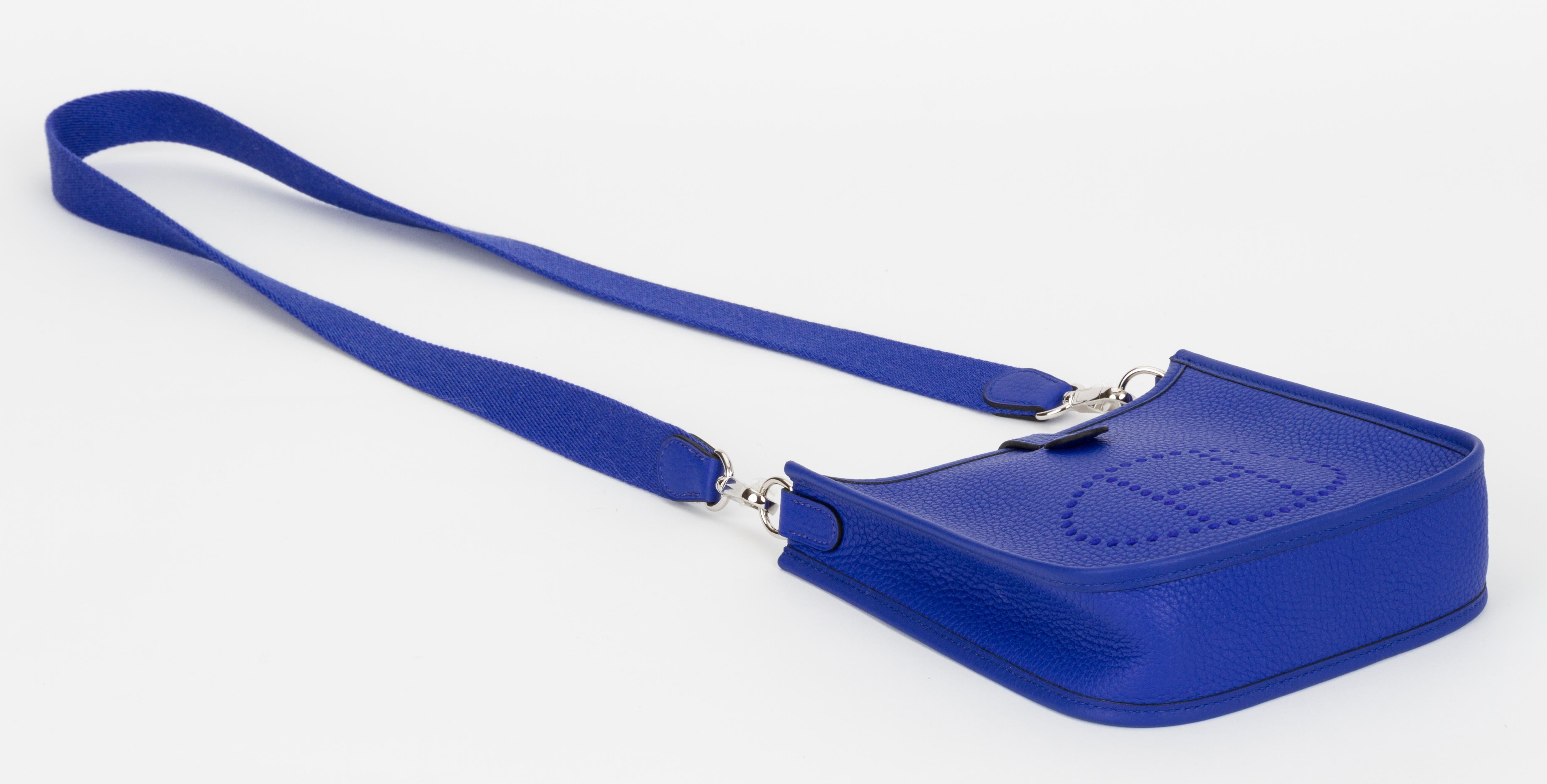 Neu in Box Hermes Mini Evelyne Electric Blue Umhängetasche im Zustand „Neu“ in West Hollywood, CA