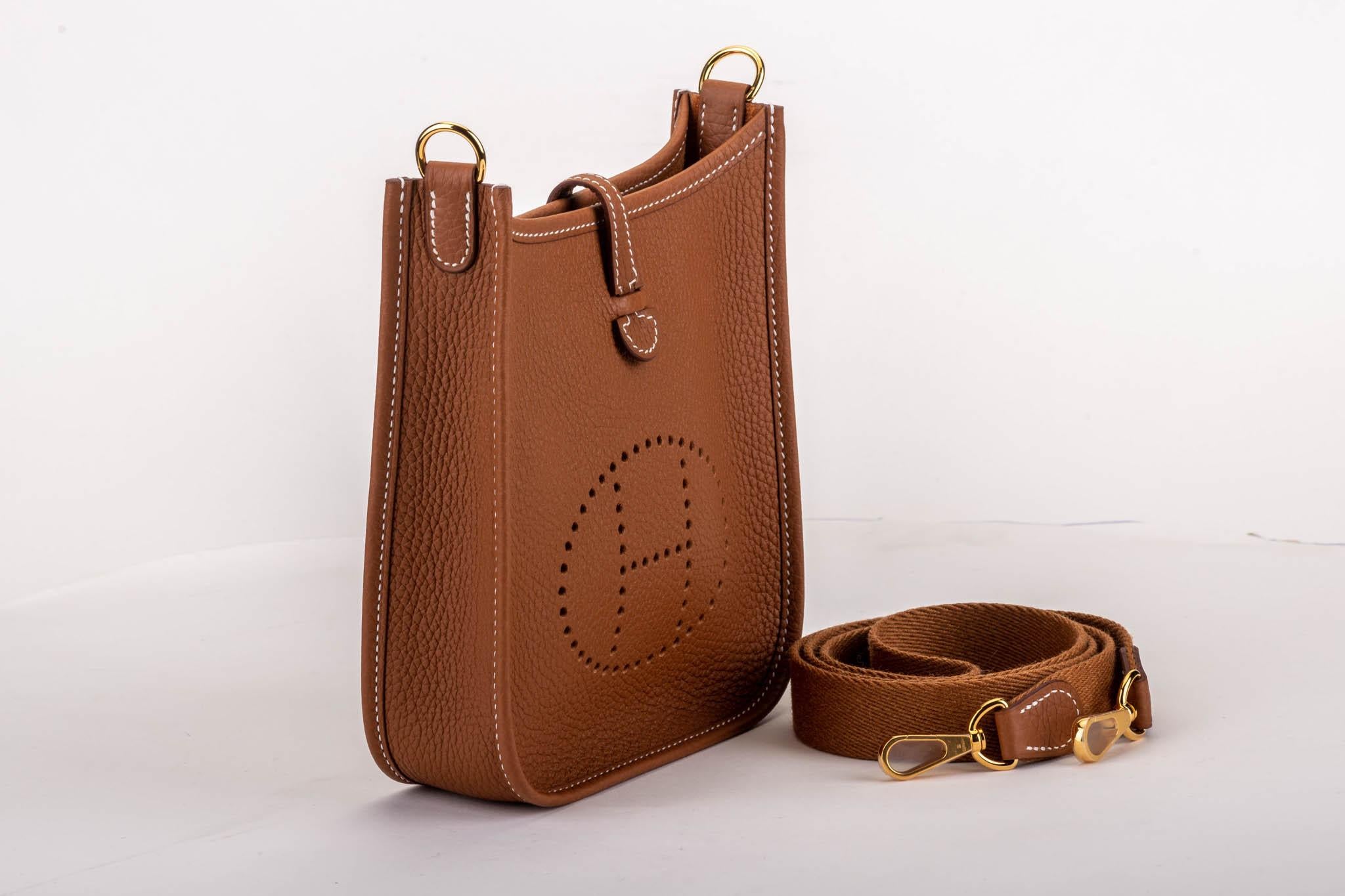 Hermès mini Evelyne bag in gold clemence leather with gold hardware. Shoulder drop, 22.5