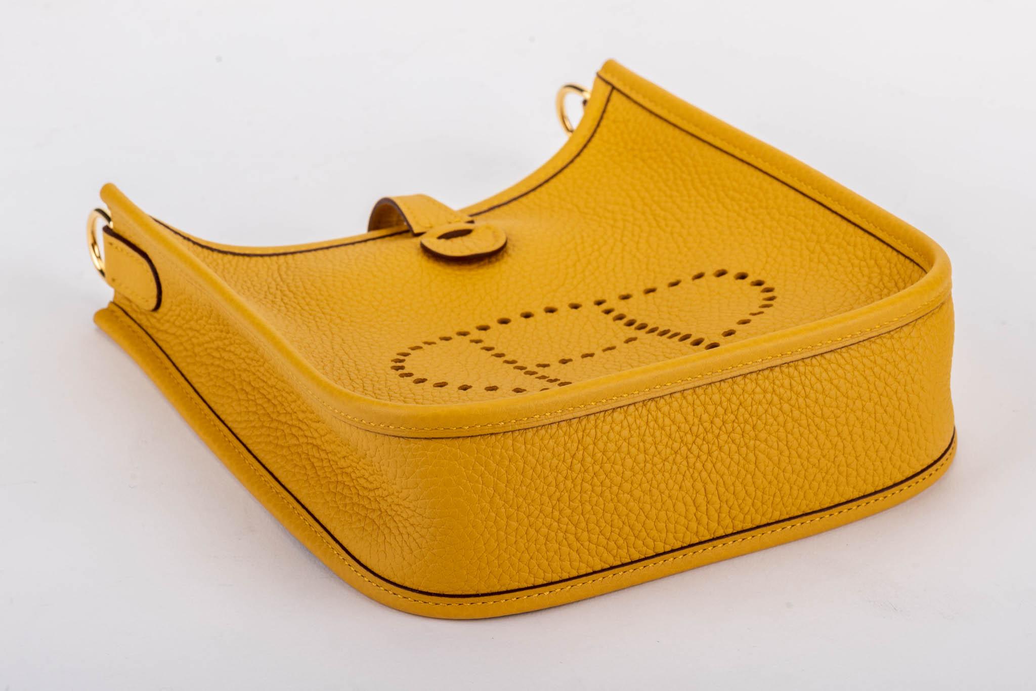 New in Box Hermes Mini Evelyne Jaune Ambre & Gold Crossbody Bag In New Condition In West Hollywood, CA