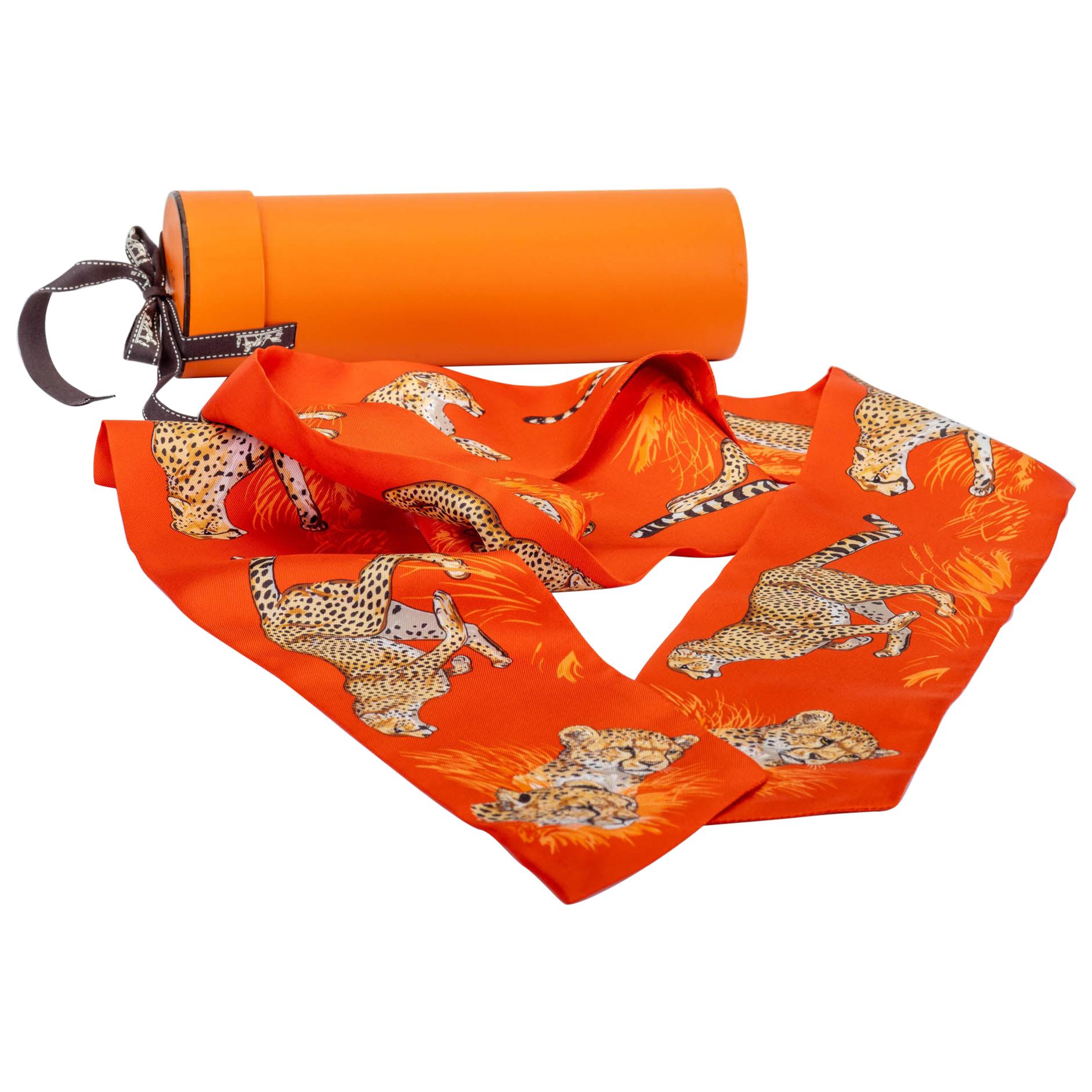 New in Box Hermes Orange Guepards Maxi Twilly Thin Scarf im Angebot