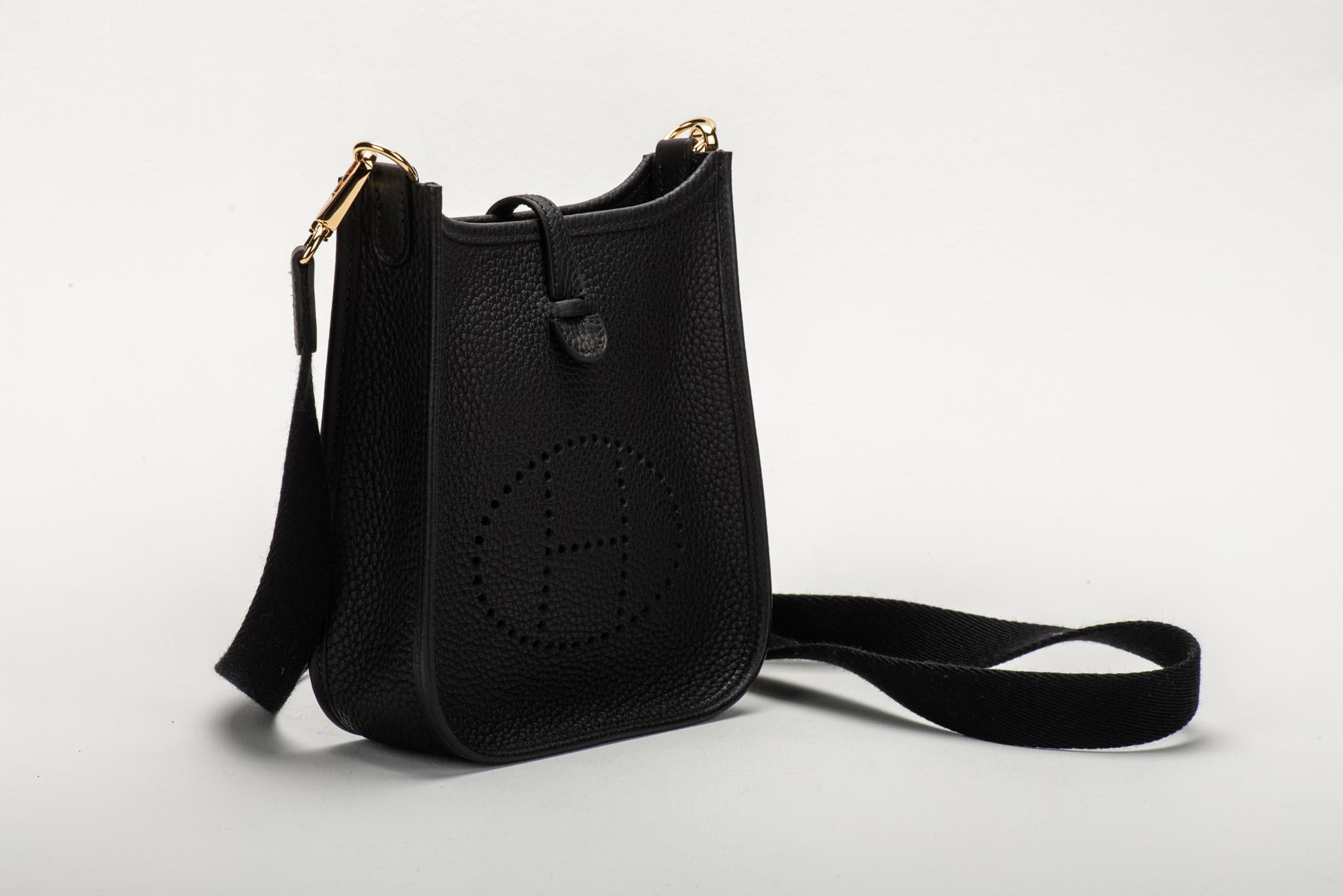 Hermès rare mini Evelyne shoulder bag in black taurillon clemence leather with gold tone hardware. Never used. Date stamp B. Shoulder drop, 22