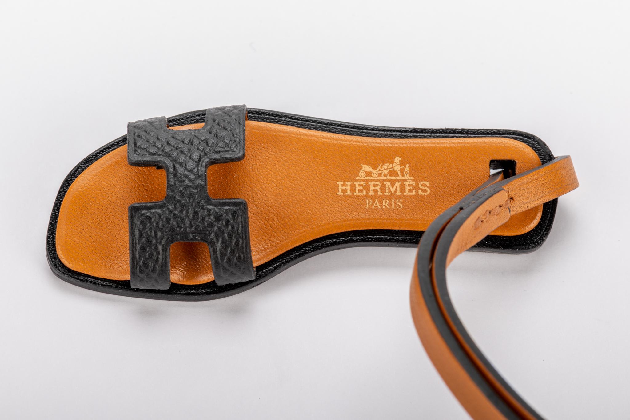 Hermes Seltener Oran Schwarzer Taschenanhänger in Box (Orange) im Angebot