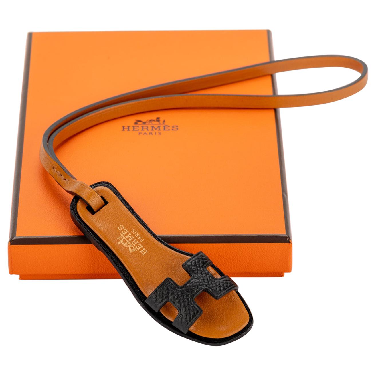 Nuevo en caja Hermes Raro Oran Black Bag Charm
