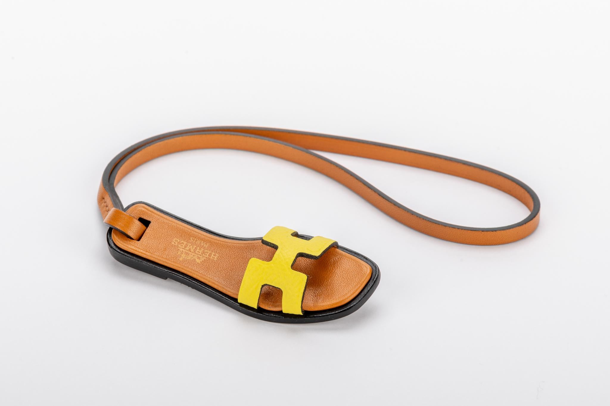 Hermes Sammlerstück und weltweit ausverkauft Mini Oran Bag Charm in Gold und gelbem Leder Combo. Kommt mit Originalverpackung.