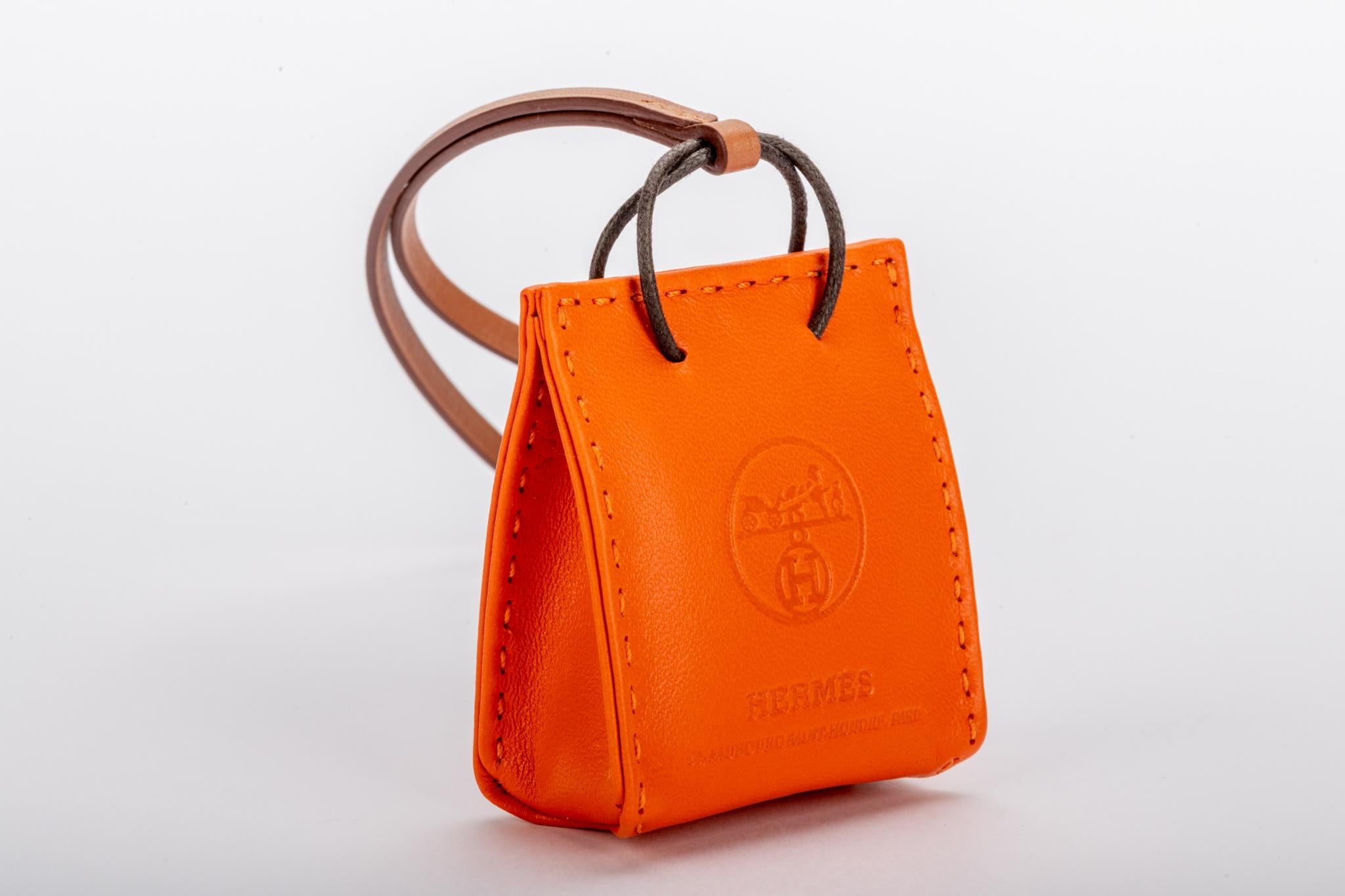 Originalverpackt Hermes Seltener orangefarbener Taschenanhänger (Orange) im Angebot