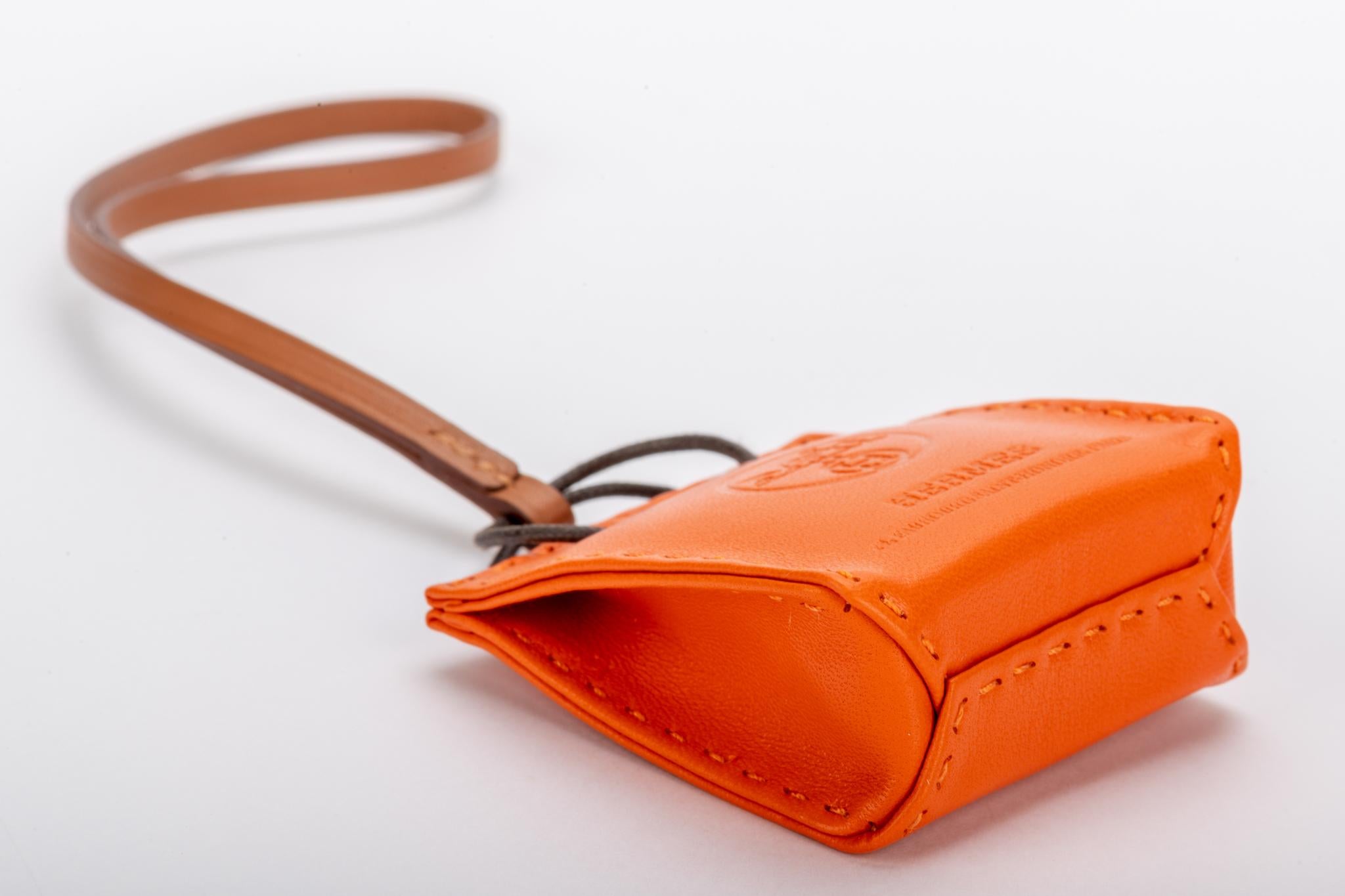 Originalverpackt Hermes Seltener orangefarbener Taschenanhänger im Zustand „Neu“ im Angebot in West Hollywood, CA