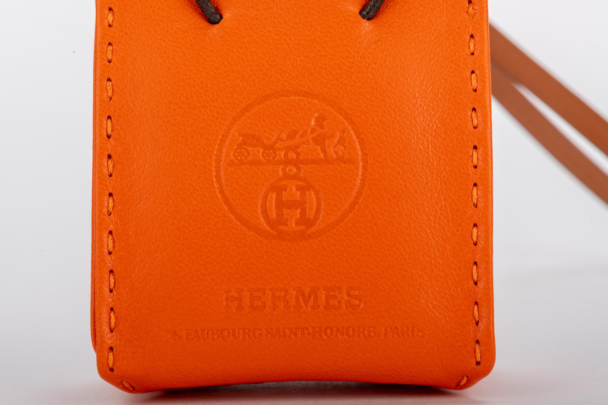 Originalverpackt Hermes Seltener orangefarbener Taschenanhänger für Damen oder Herren im Angebot