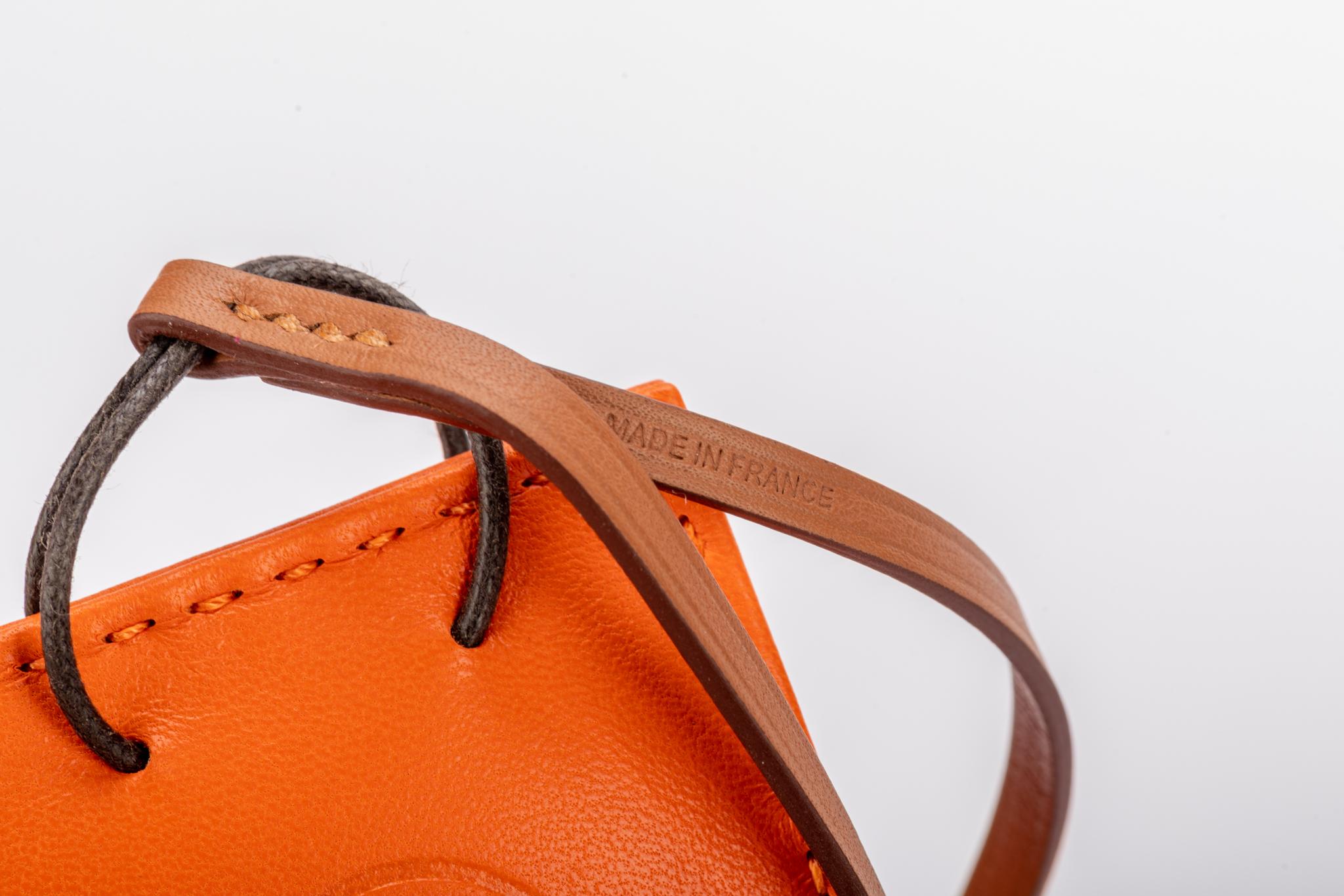 Originalverpackt Hermes Seltener orangefarbener Taschenanhänger im Angebot 1
