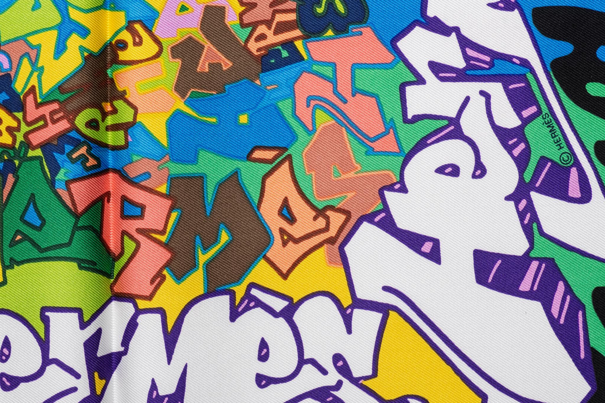 Neu in Box Hermes Kleine Seide Graffiti Gavroche Schal im Zustand „Neu“ in West Hollywood, CA