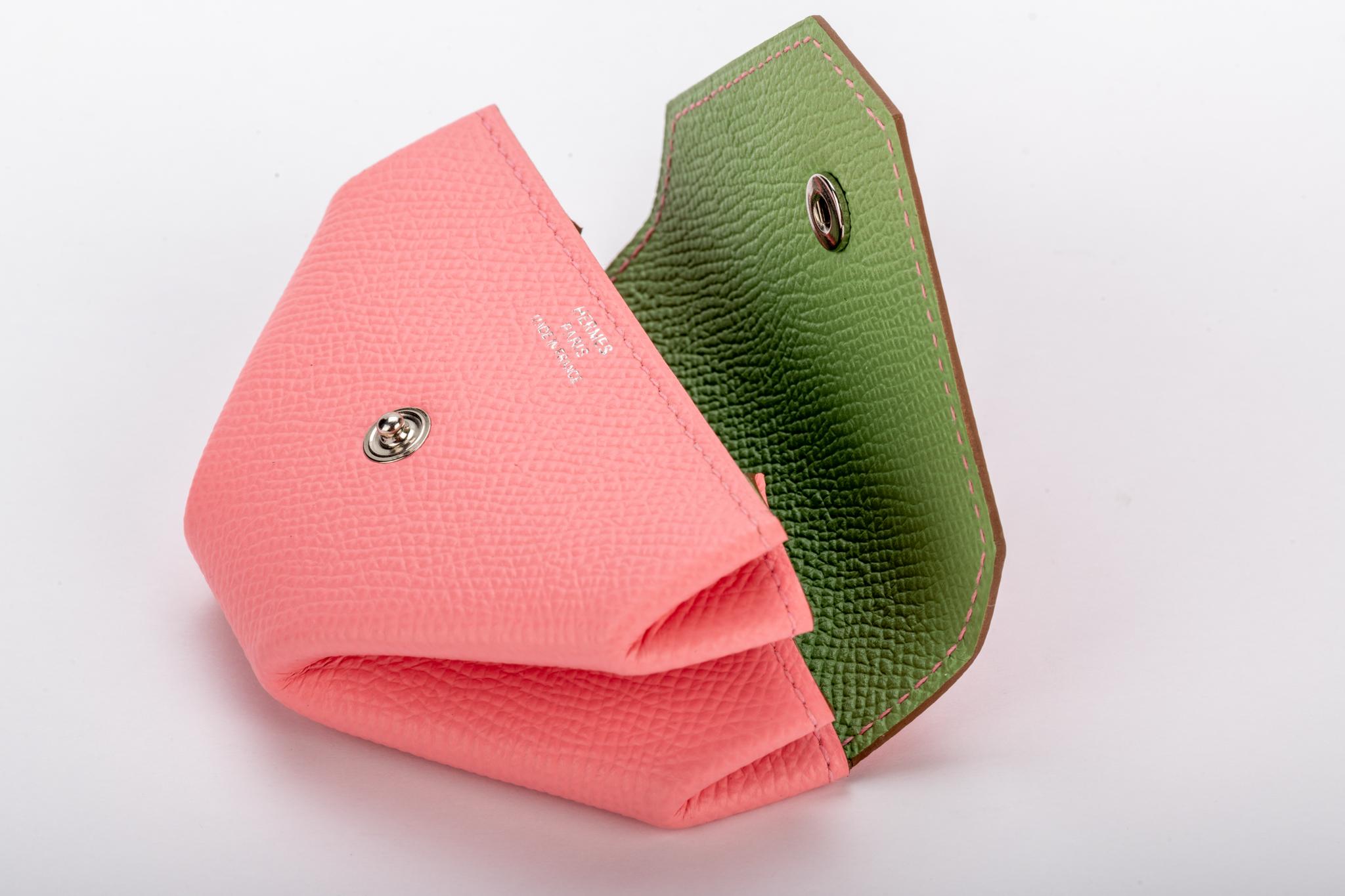 Hermes Münzetui in Rosa mit grüner Umschlagverpackung Damen im Angebot