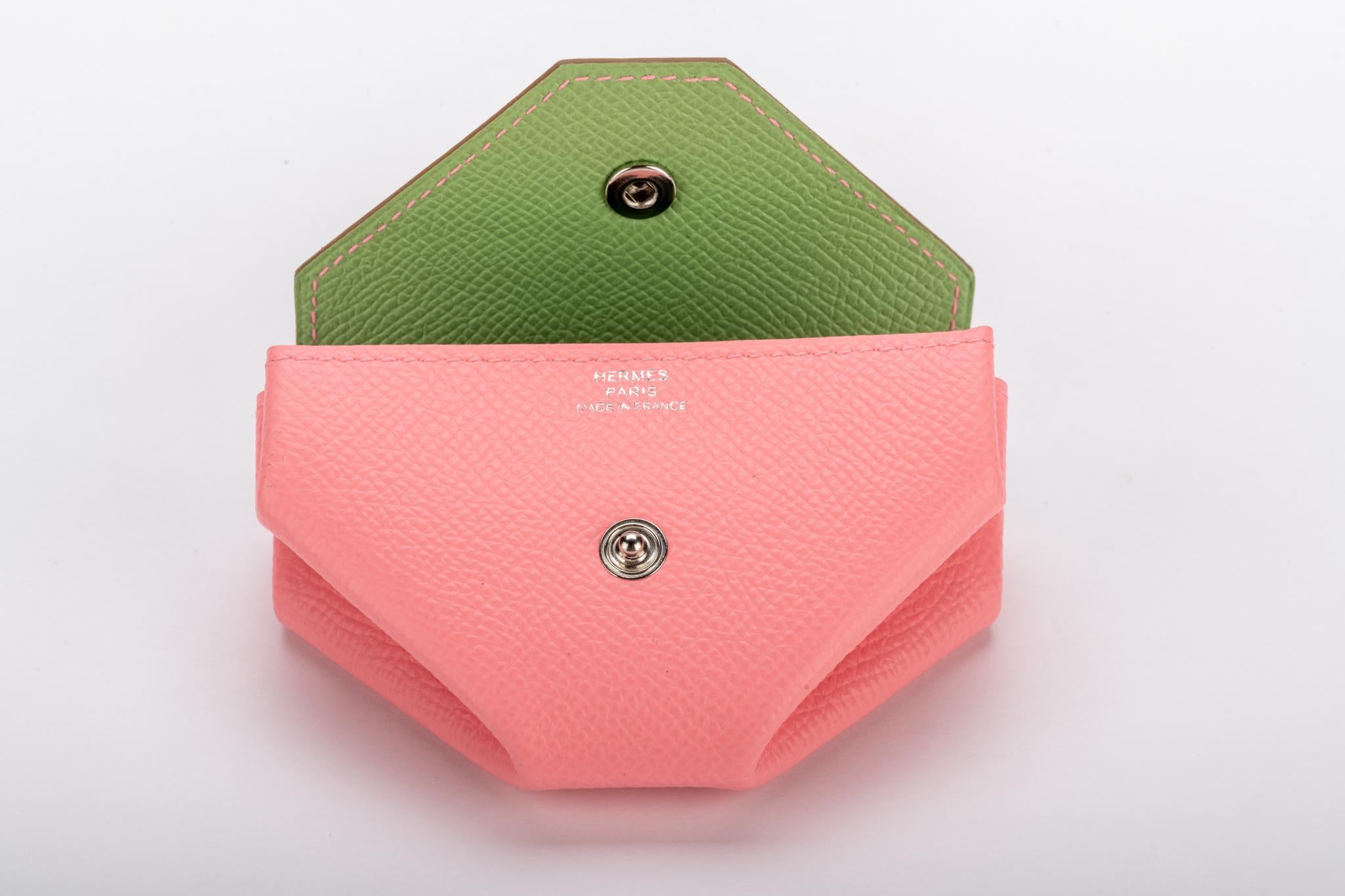 Hermes Münzetui in Rosa mit grüner Umschlagverpackung im Angebot 1