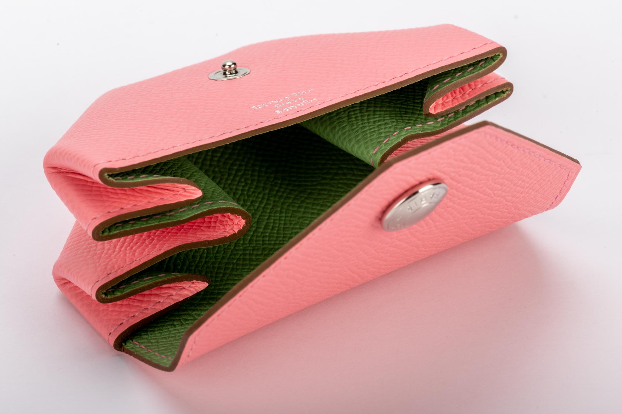 New in Box Hermes Verso Pink Green Coin Case In New Condition For Sale In West Hollywood, CA