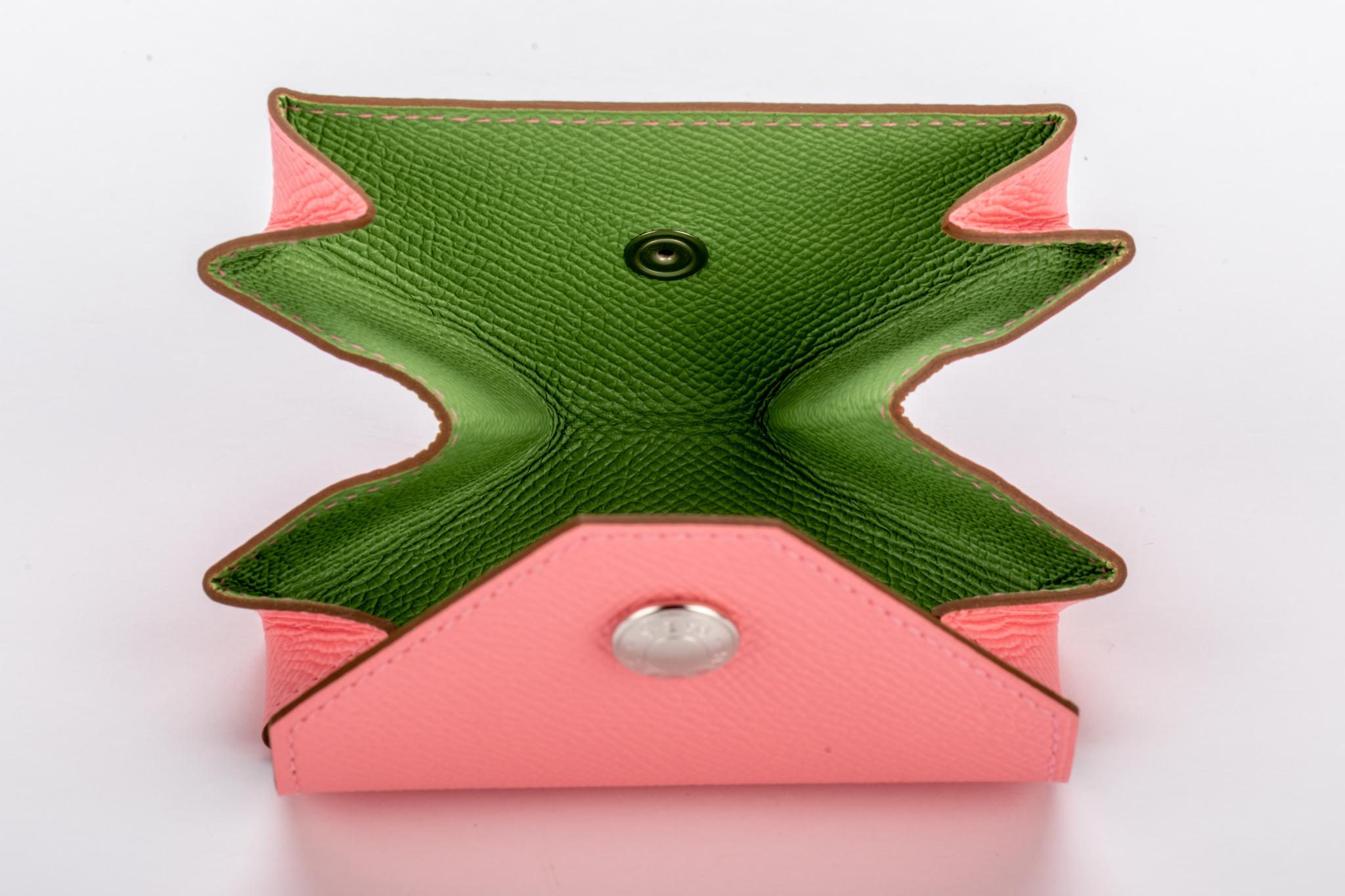 Hermes Münzetui in Rosa mit grüner Umschlagverpackung im Angebot 3