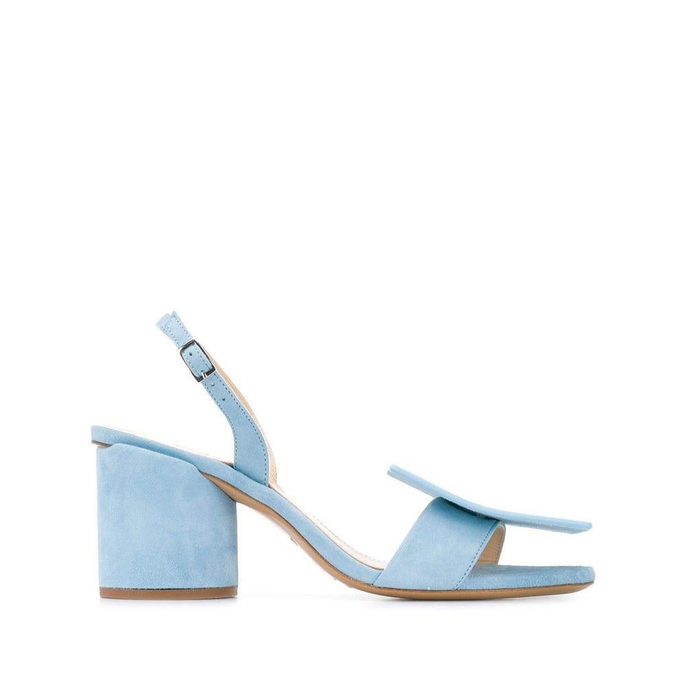 Light blue suede Rond Carré sandals from Jacquemus featuring an open toe
Slingback ankle strap
Side buckle fastening
Brand embossed insole
Chunky mid-heel and a disc and square detail to the front.
Designer Style ID: 191FO0319156300
Colour: