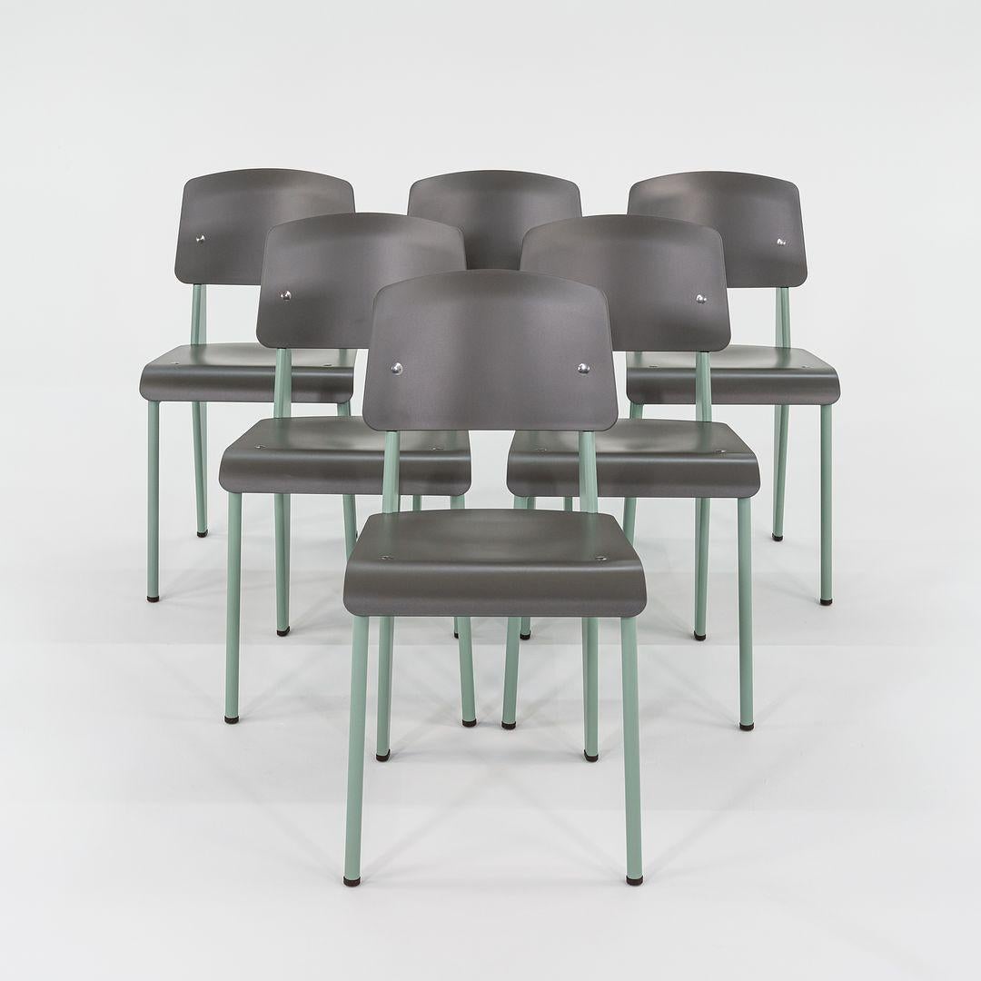 Neu in Box Jean Prouve für Vitra Standard SP Esszimmerstühle in Grün mit grauem Sitz im Angebot 3