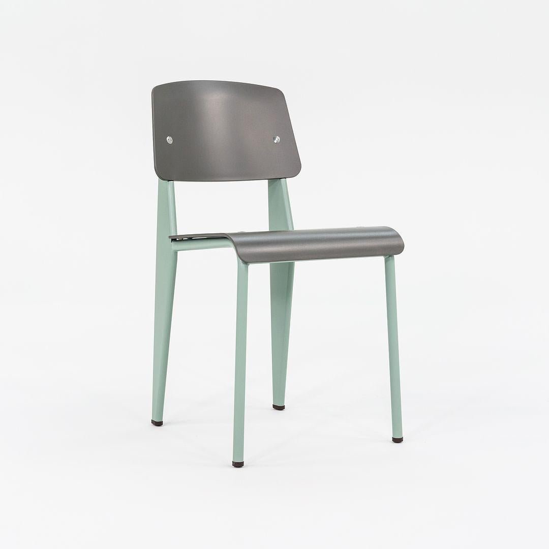 Es handelt sich um Standard SP Dining Chairs, Modell 204, die ursprünglich 1934 von Jean Prouve entworfen wurden. Diese Stücke wurden um das Jahr 2023 hergestellt. Sie sind brandneu und originalverpackt. Der angegebene Preis beinhaltet einen Stuhl,