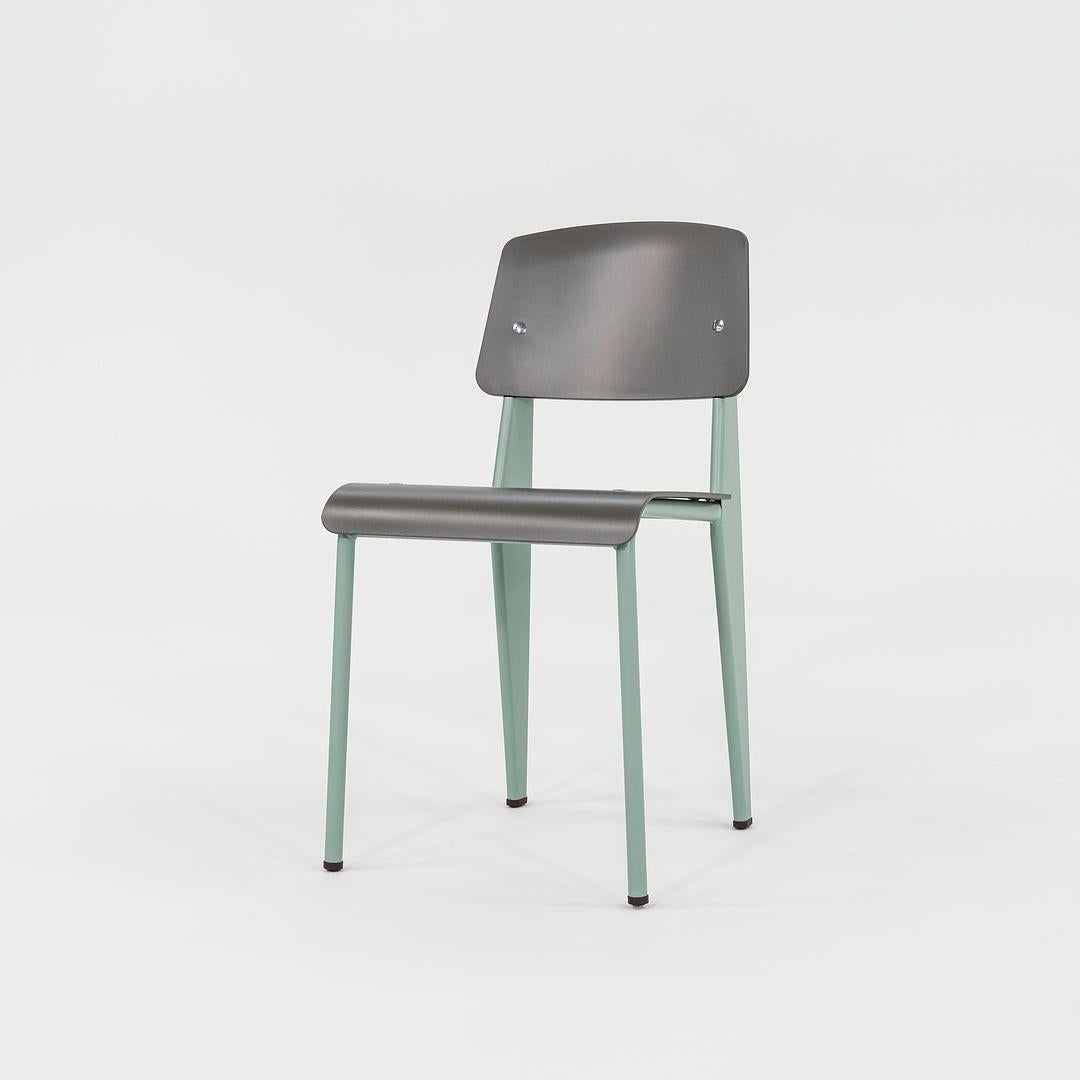 Neu in Box Jean Prouve für Vitra Standard SP Esszimmerstühle in Grün mit grauem Sitz (Moderne) im Angebot