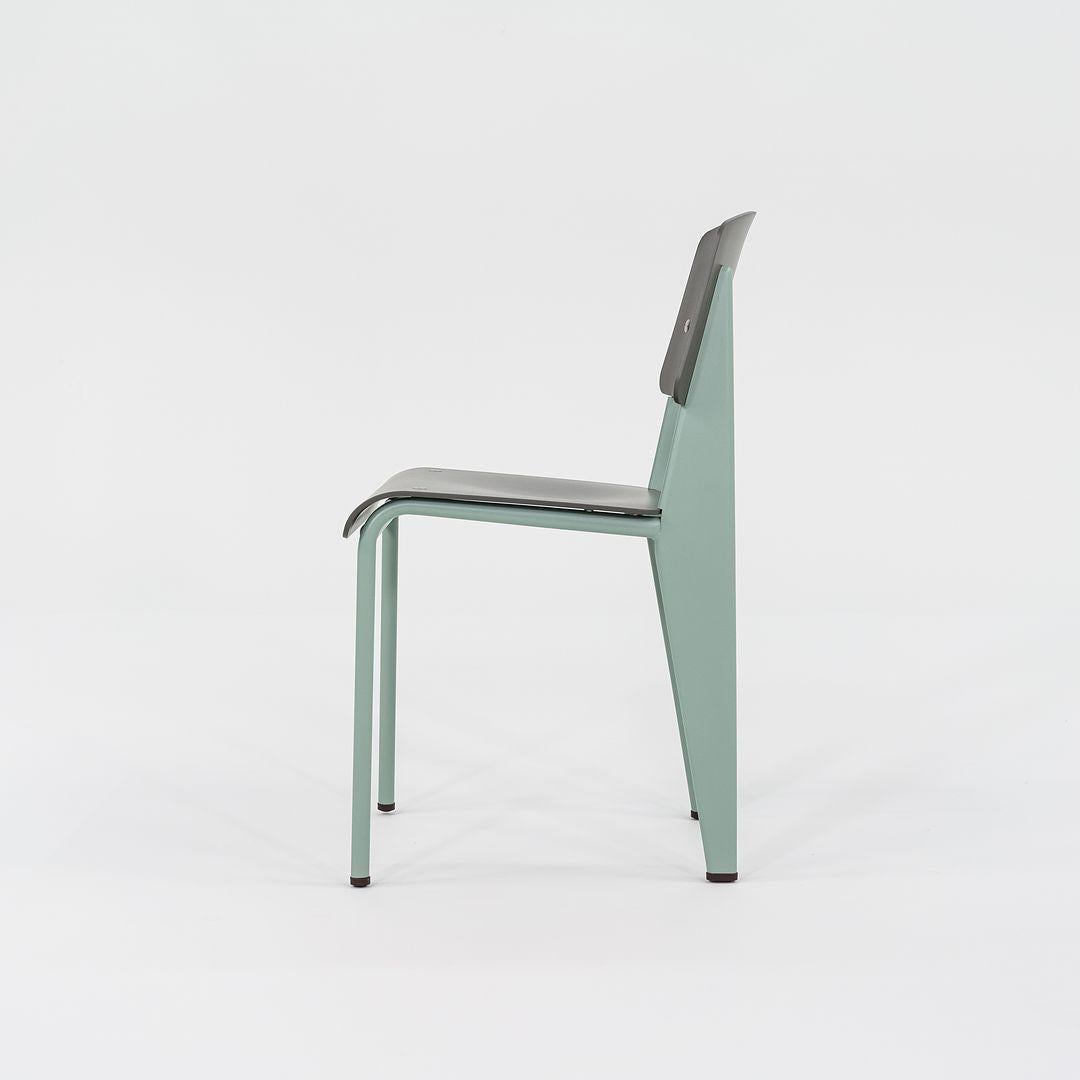 Neu in Box Jean Prouve für Vitra Standard SP Esszimmerstühle in Grün mit grauem Sitz (Deutsch) im Angebot