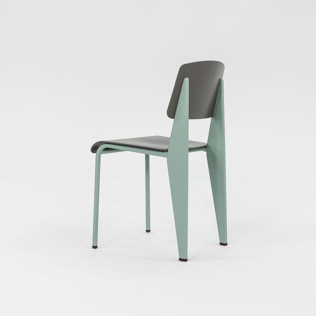 Neu in Box Jean Prouve für Vitra Standard SP Esszimmerstühle in Grün mit grauem Sitz im Zustand „Gut“ im Angebot in Philadelphia, PA