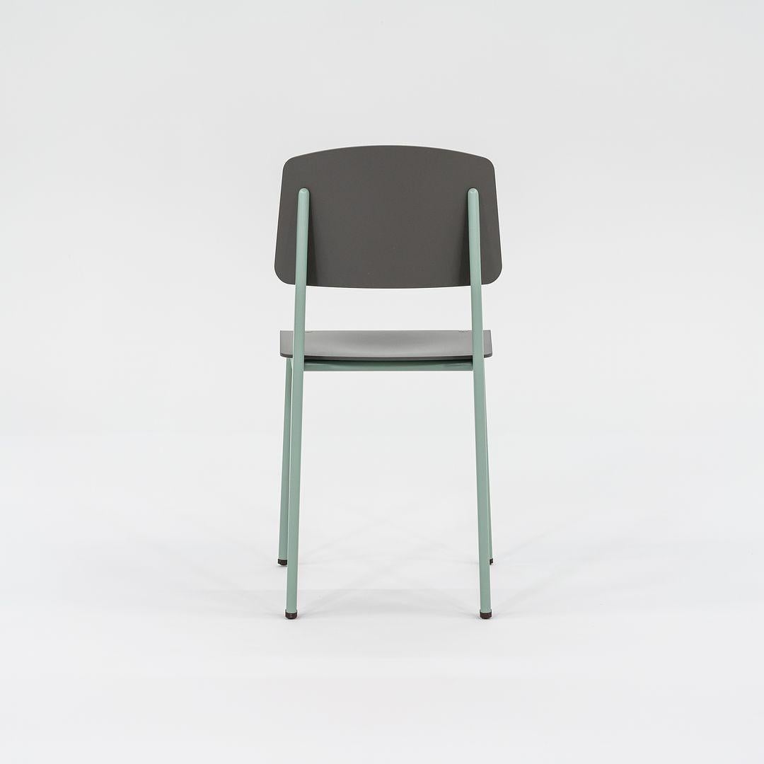 Neu in Box Jean Prouve für Vitra Standard SP Esszimmerstühle in Grün mit grauem Sitz (21. Jahrhundert und zeitgenössisch) im Angebot