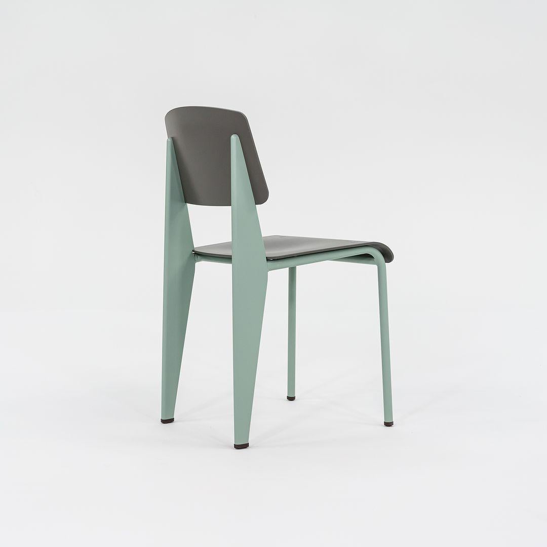 Neu in Box Jean Prouve für Vitra Standard SP Esszimmerstühle in Grün mit grauem Sitz (Stahl) im Angebot