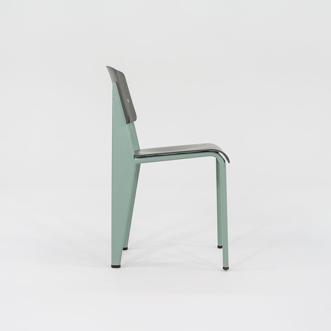 Neu in Box Jean Prouve für Vitra Standard SP Esszimmerstühle in Grün mit grauem Sitz im Angebot 1