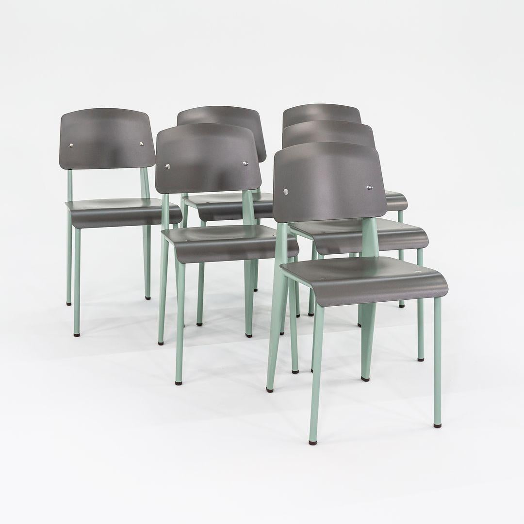 Neu in Box Jean Prouve für Vitra Standard SP Esszimmerstühle in Grün mit grauem Sitz im Angebot 2