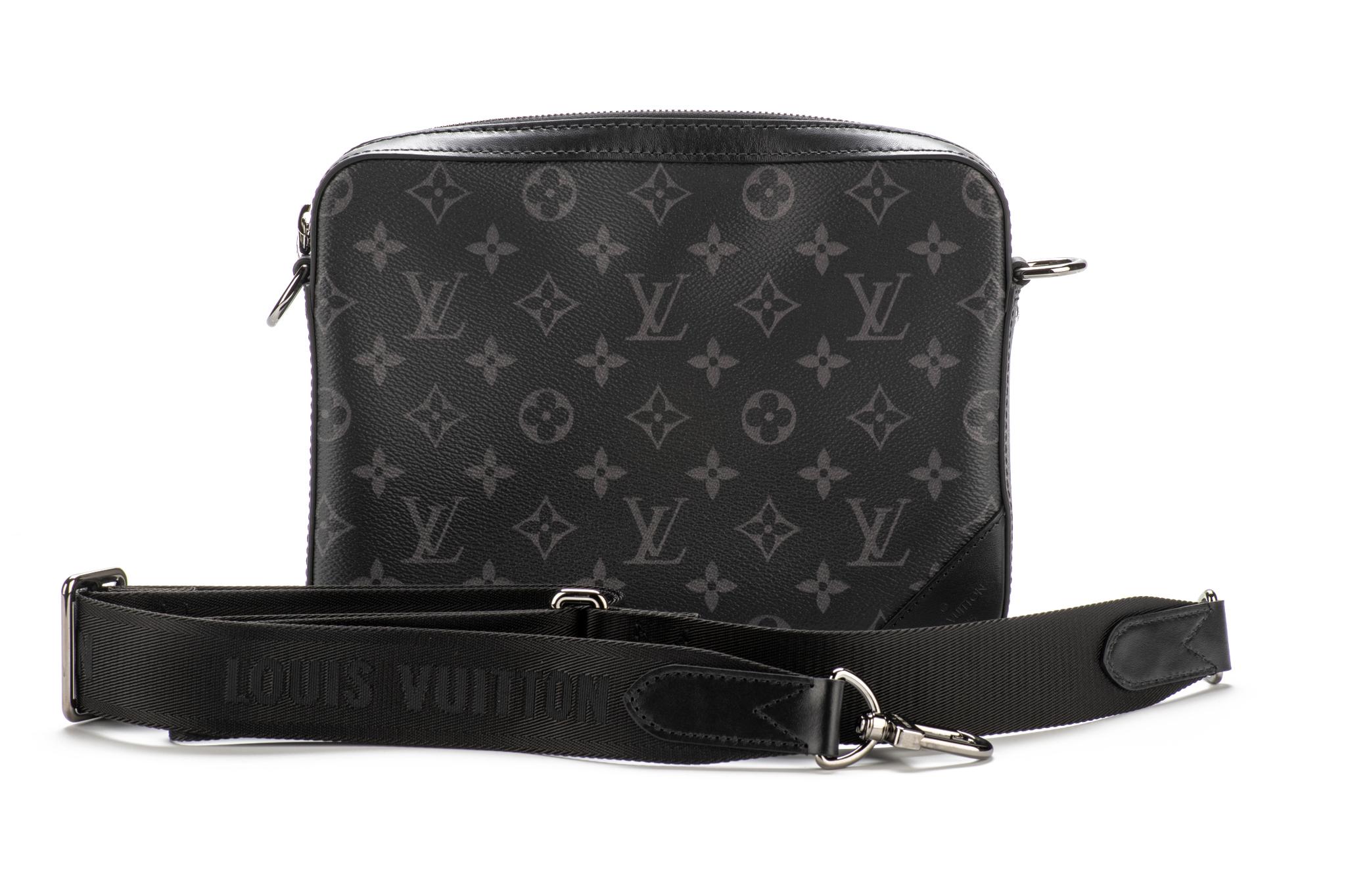 New in Box Louis Vuittom Men Multi Pochette Black Gray Bag In New Condition For Sale In West Hollywood, CA