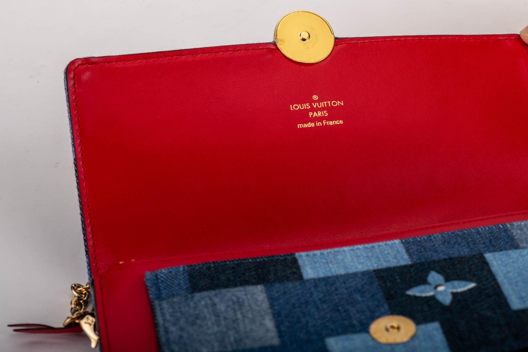 Louis Vuitton-Umhängetasche aus Denim, neu mit Karton im Zustand „Neu“ im Angebot in West Hollywood, CA